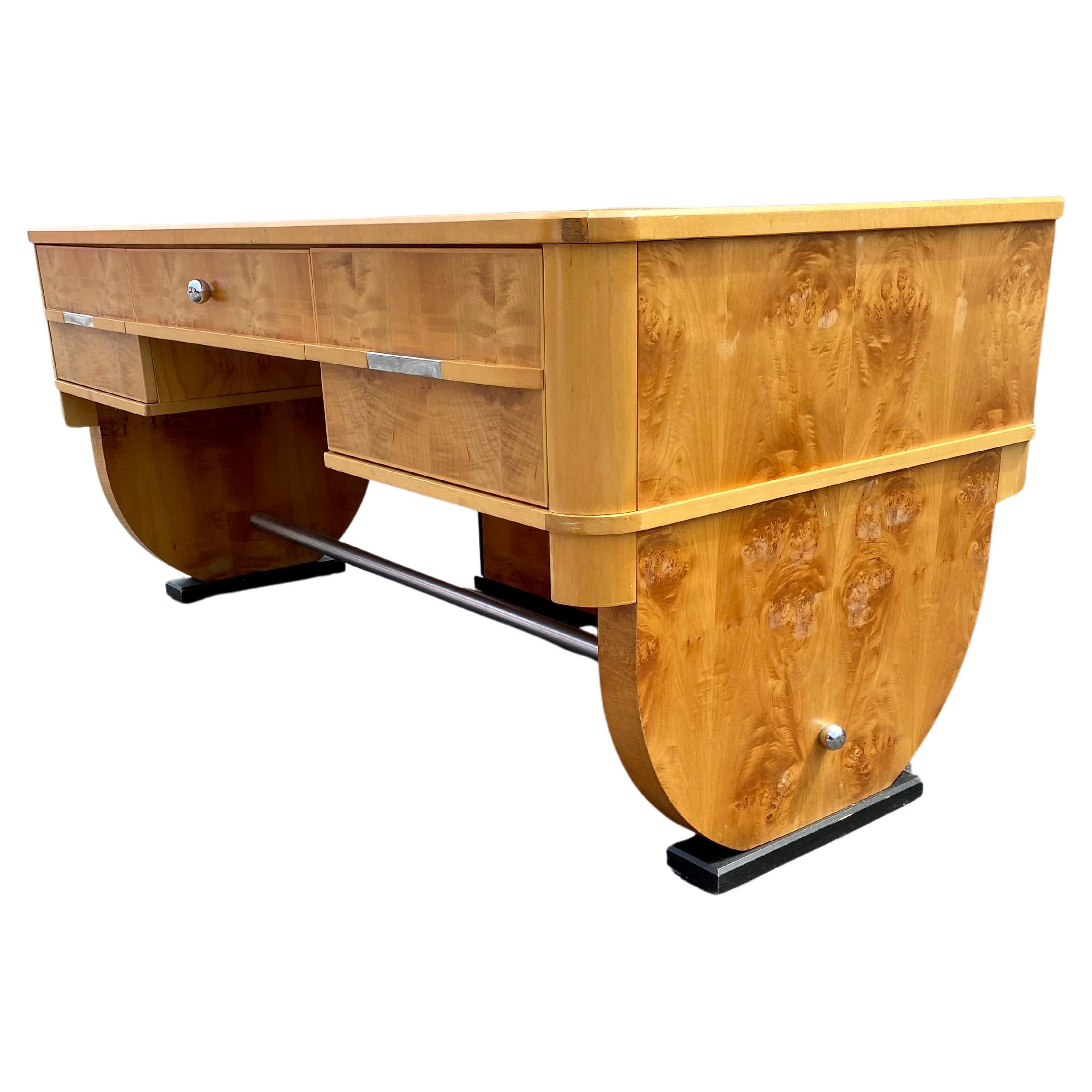 Escritorio ejecutivo curvo de madera de Burlwood cromada de Milo Baughman de los años 70