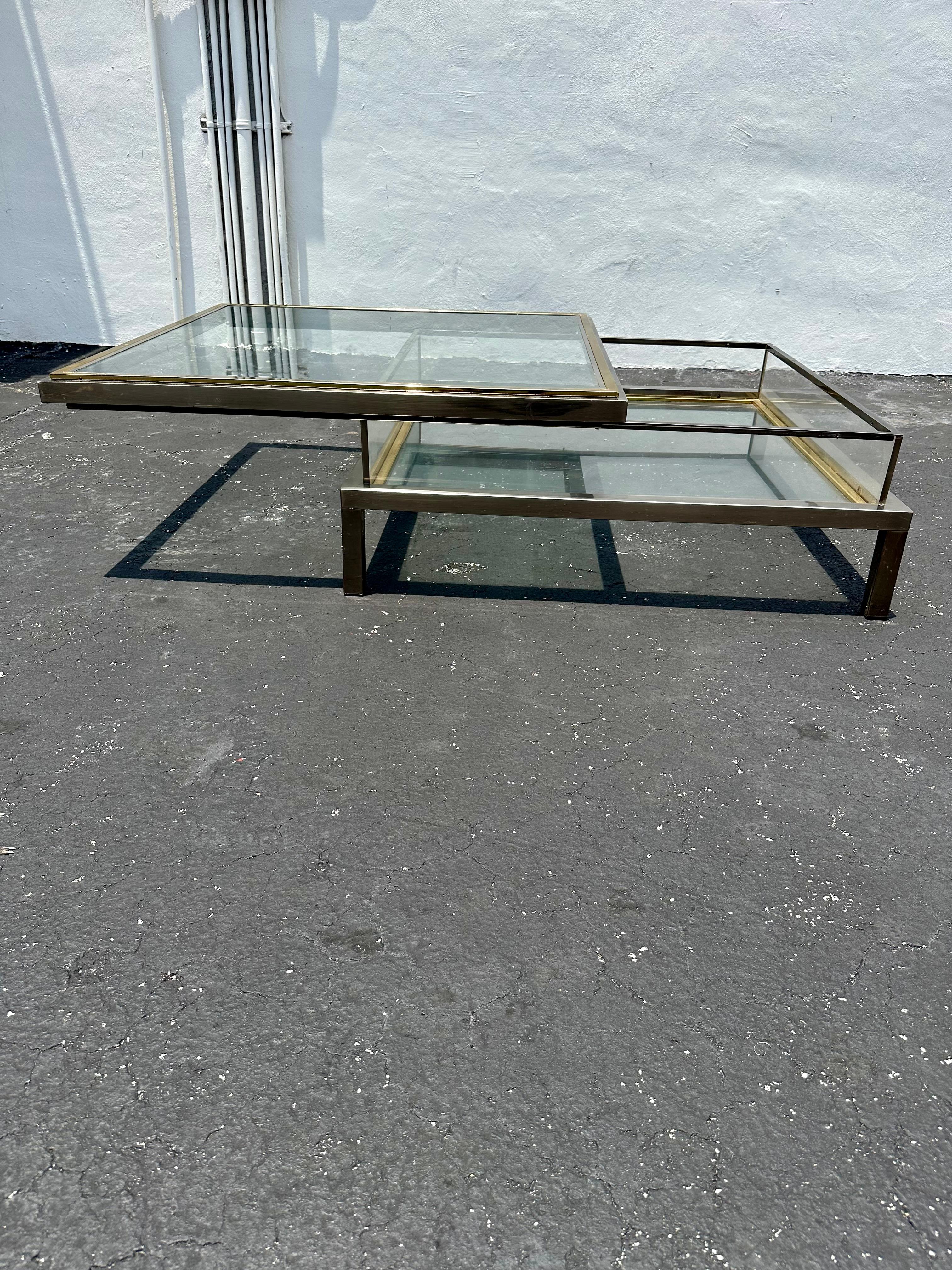 1970s  Table basse vitrine Maison Jansen en laiton et chrome en vente 3