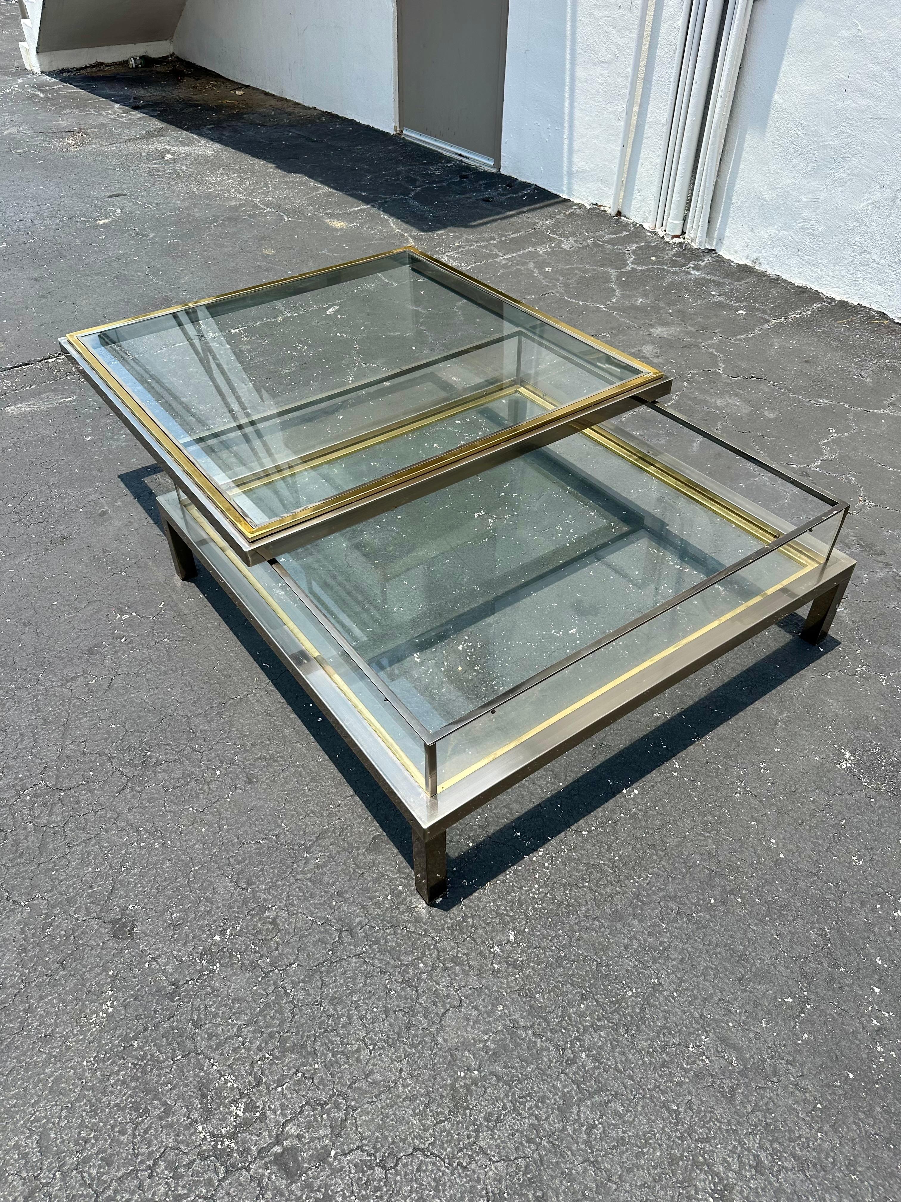 1970s  Table basse vitrine Maison Jansen en laiton et chrome en vente 4