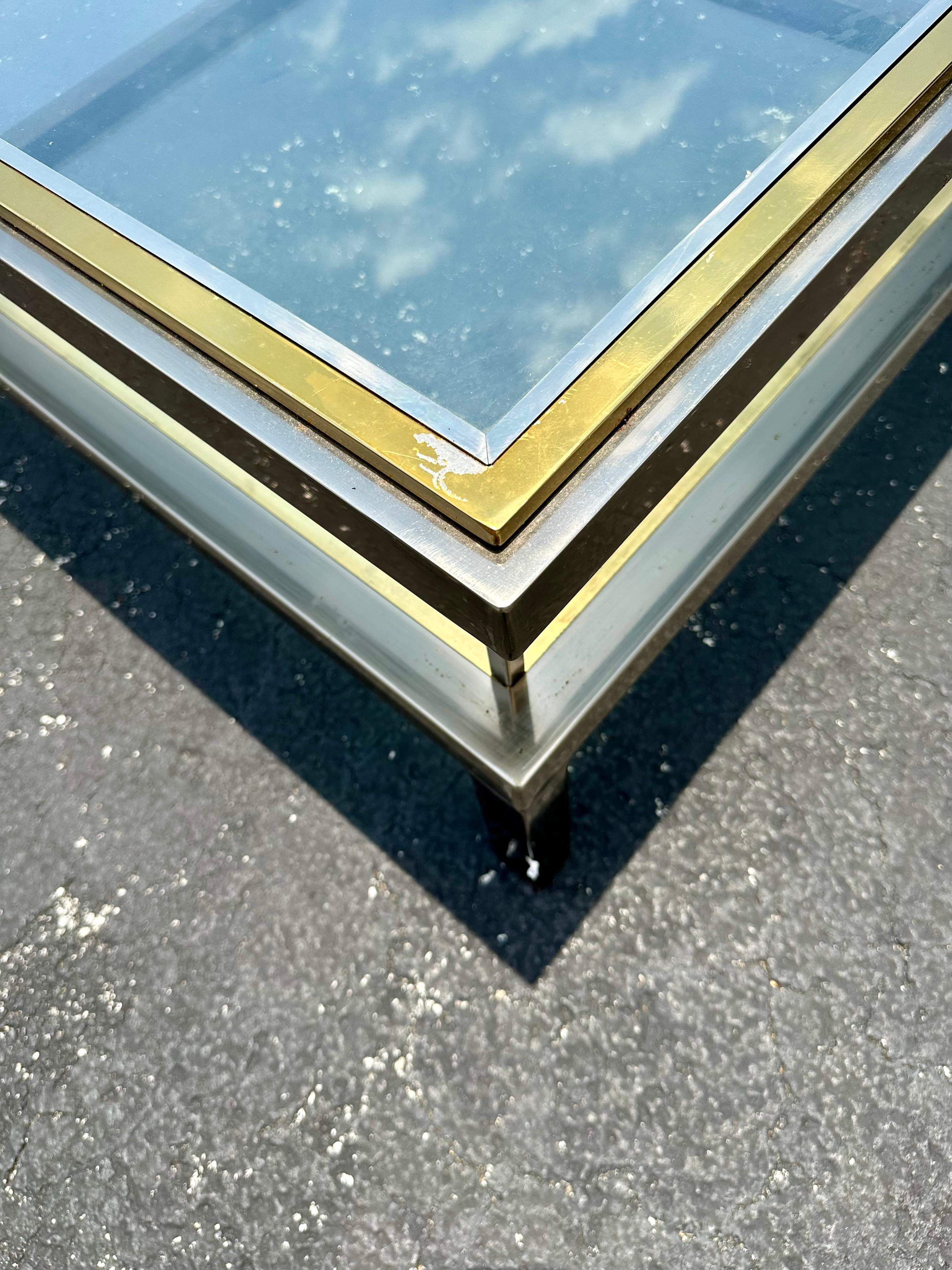 1970s  Table basse vitrine Maison Jansen en laiton et chrome en vente 5