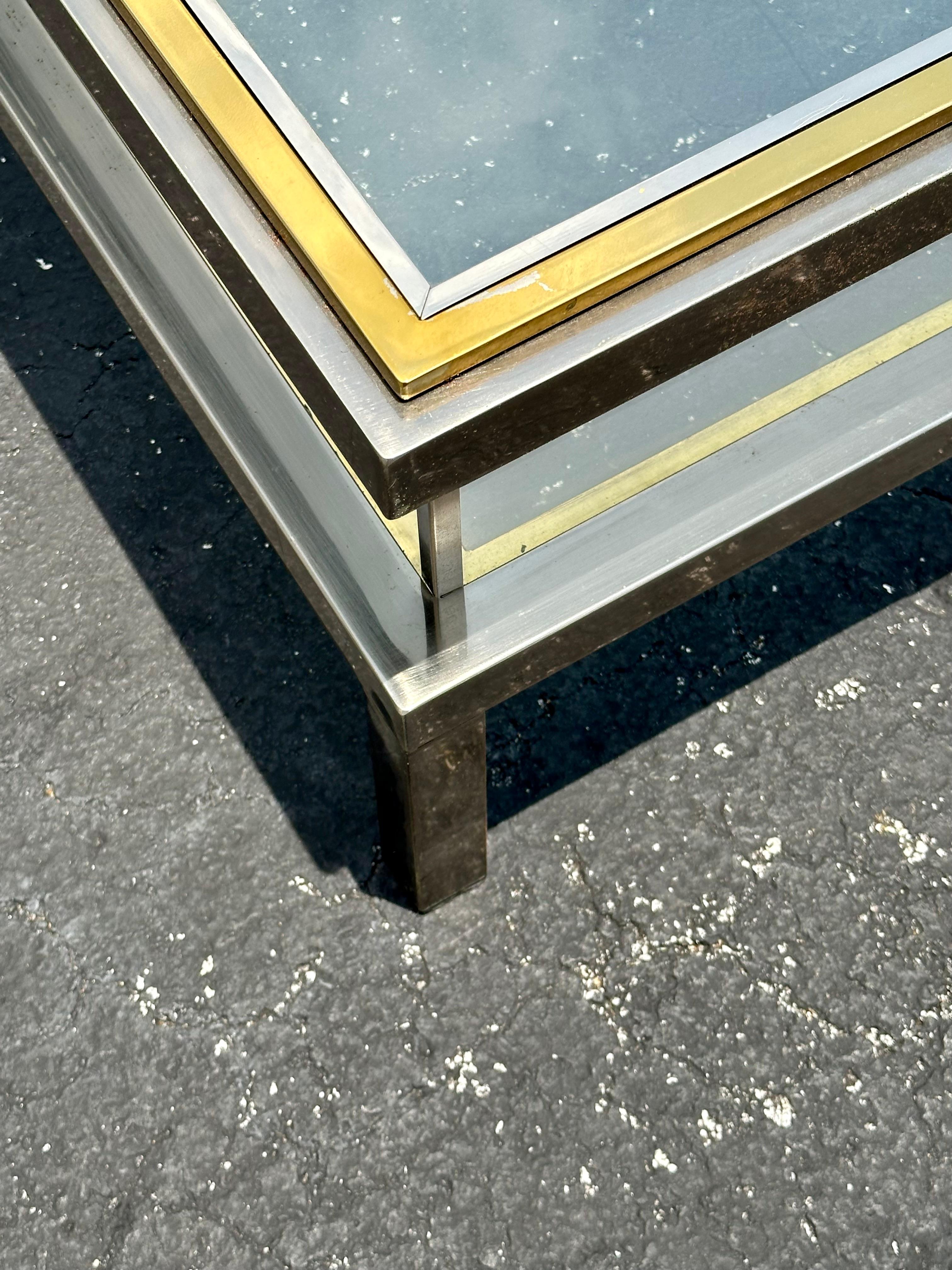 1970s  Table basse vitrine Maison Jansen en laiton et chrome en vente 6