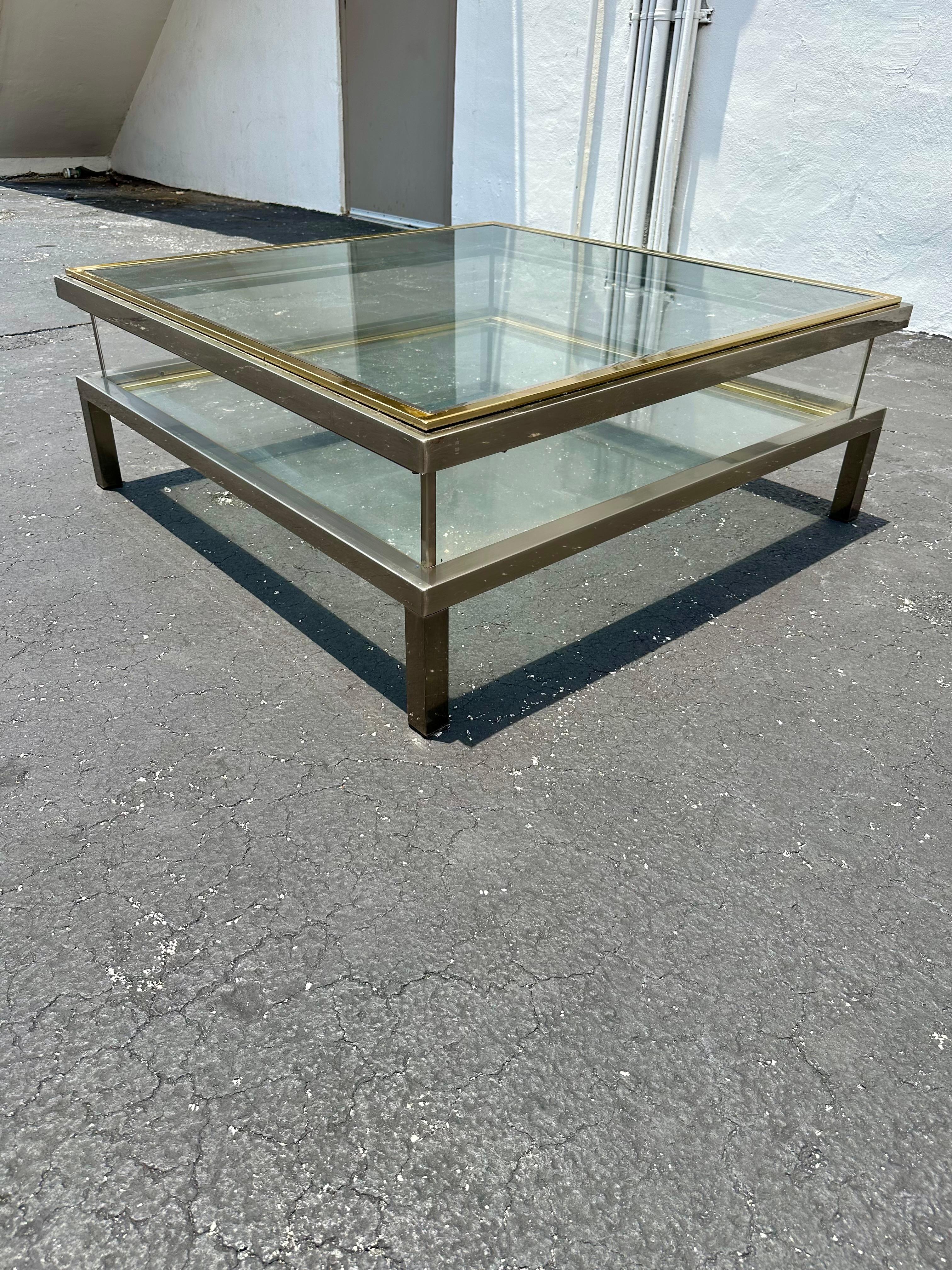 Nous vous proposons ici l'une des tables basses les plus étonnantes et les plus rares que vous puissiez espérer trouver. Le design est remarquable partout. Cette table basse est dotée d'une fonction coulissante sur le plateau supérieur qui la