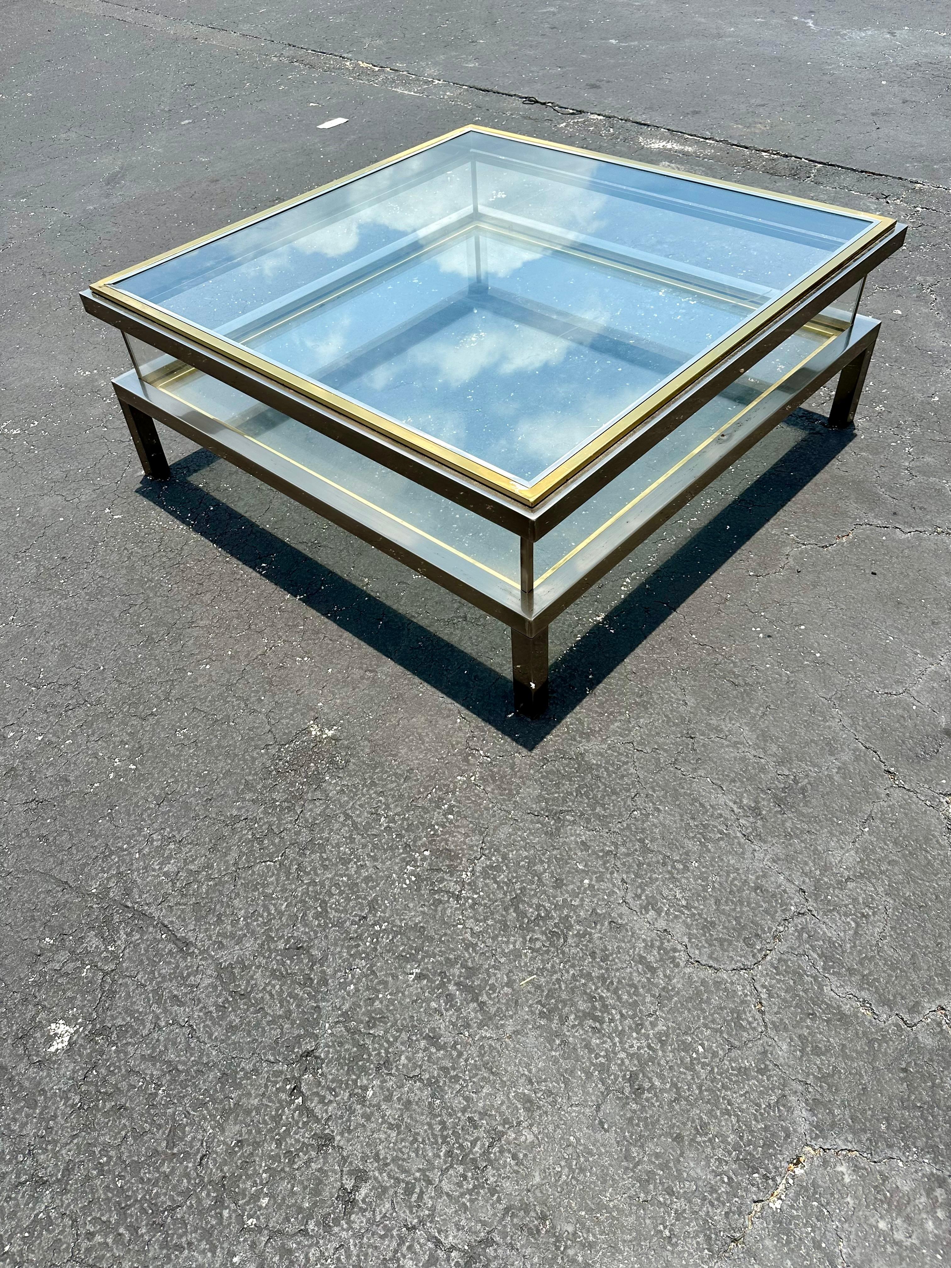 Mid-Century Modern 1970s  Table basse vitrine Maison Jansen en laiton et chrome en vente