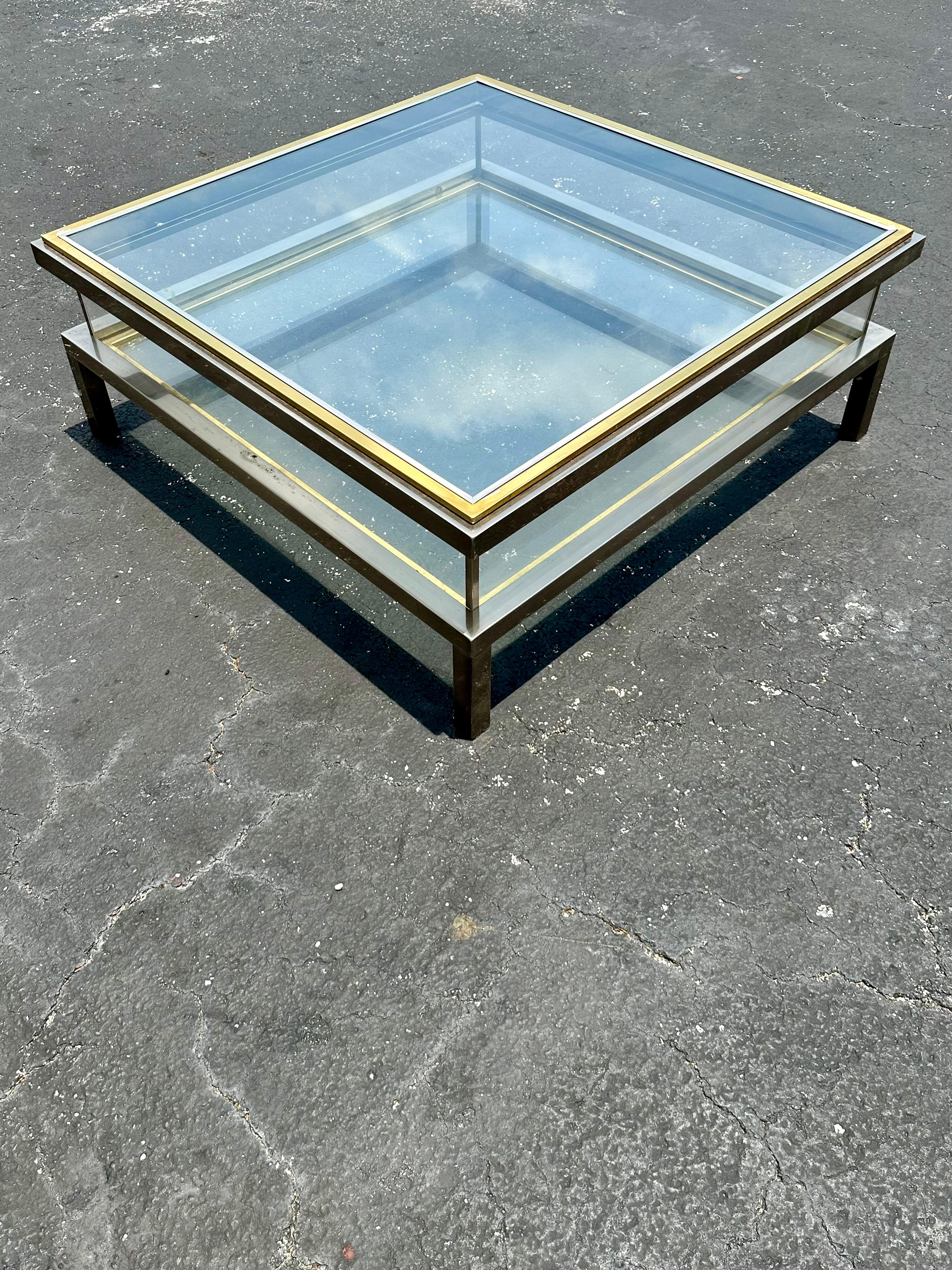 Américain 1970s  Table basse vitrine Maison Jansen en laiton et chrome en vente
