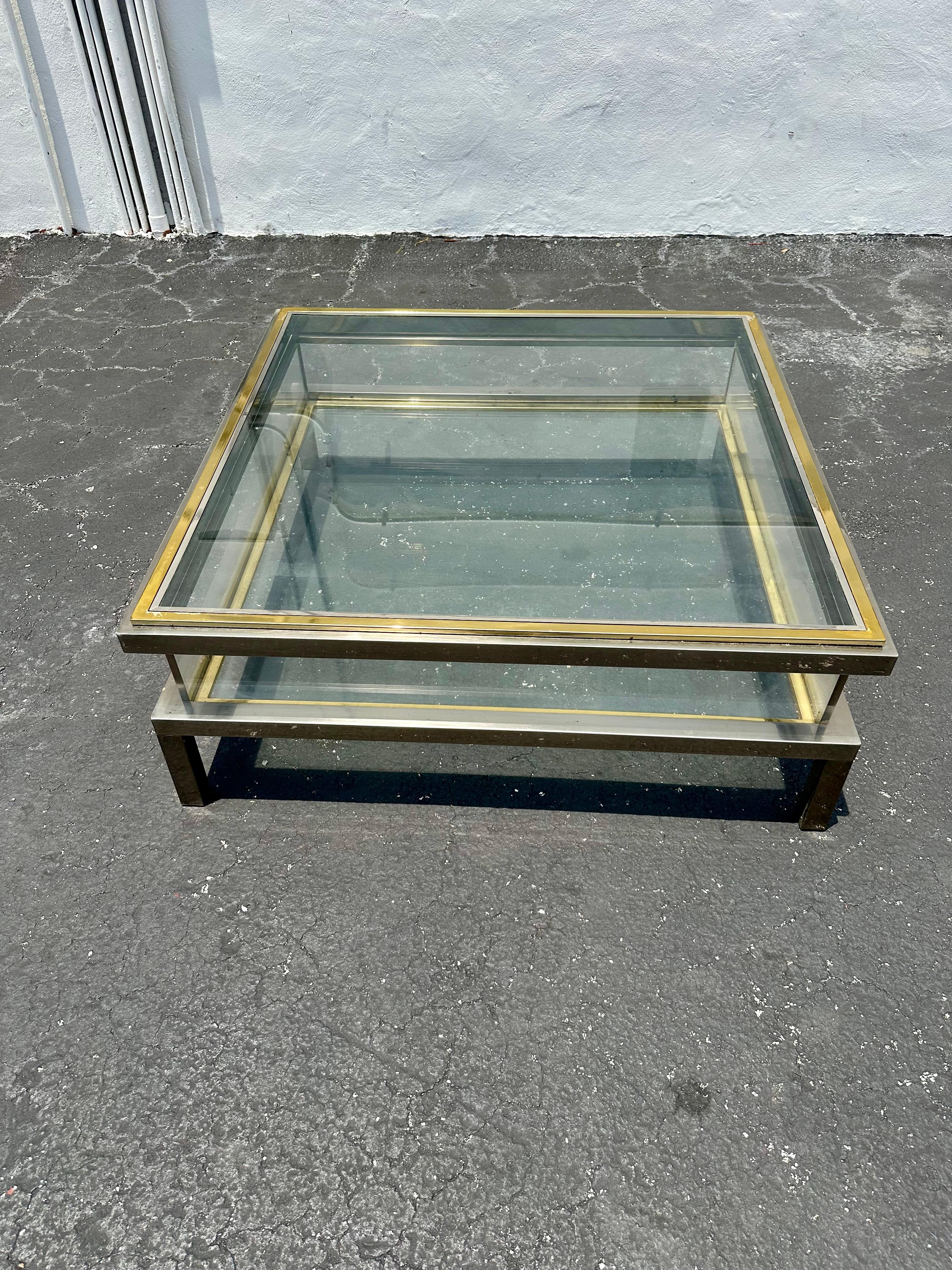 1970s  Table basse vitrine Maison Jansen en laiton et chrome Bon état - En vente à Fort Lauderdale, FL