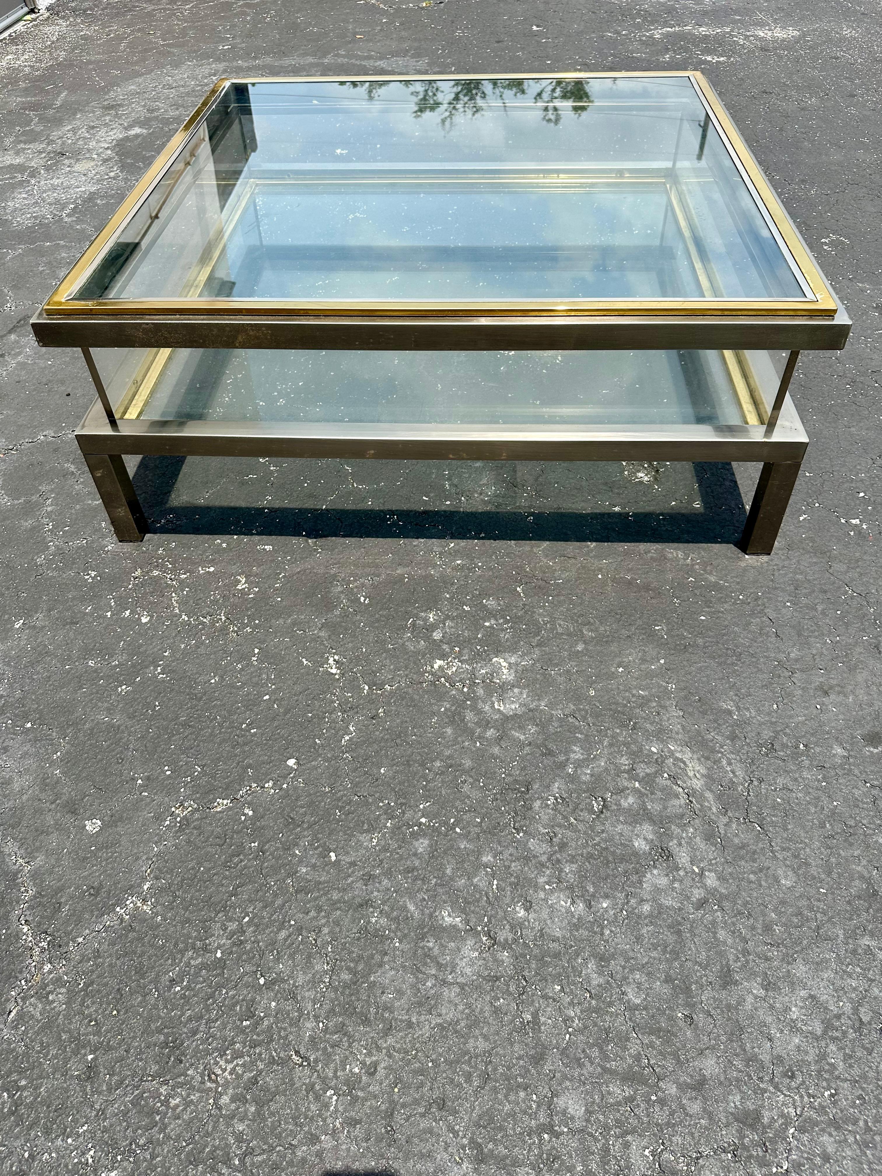 Laiton 1970s  Table basse vitrine Maison Jansen en laiton et chrome en vente