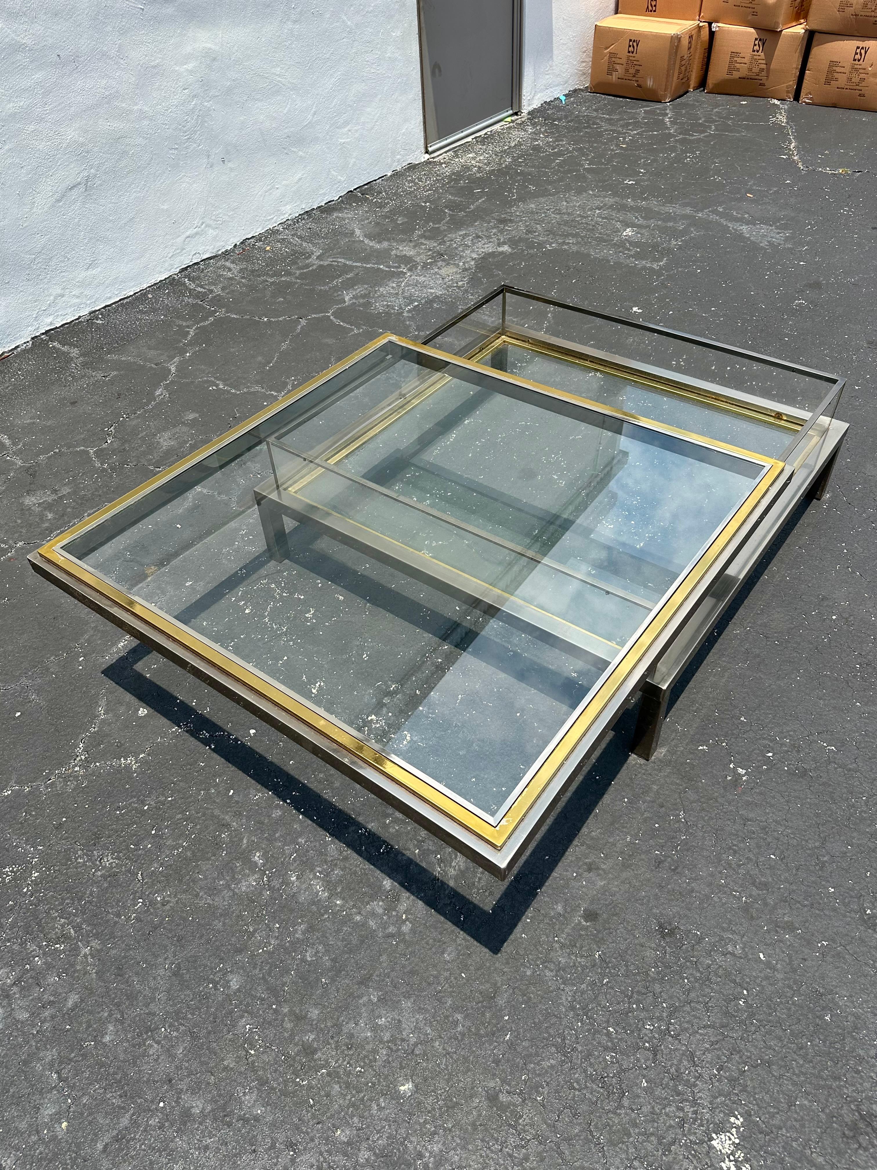 1970s  Table basse vitrine Maison Jansen en laiton et chrome en vente 1