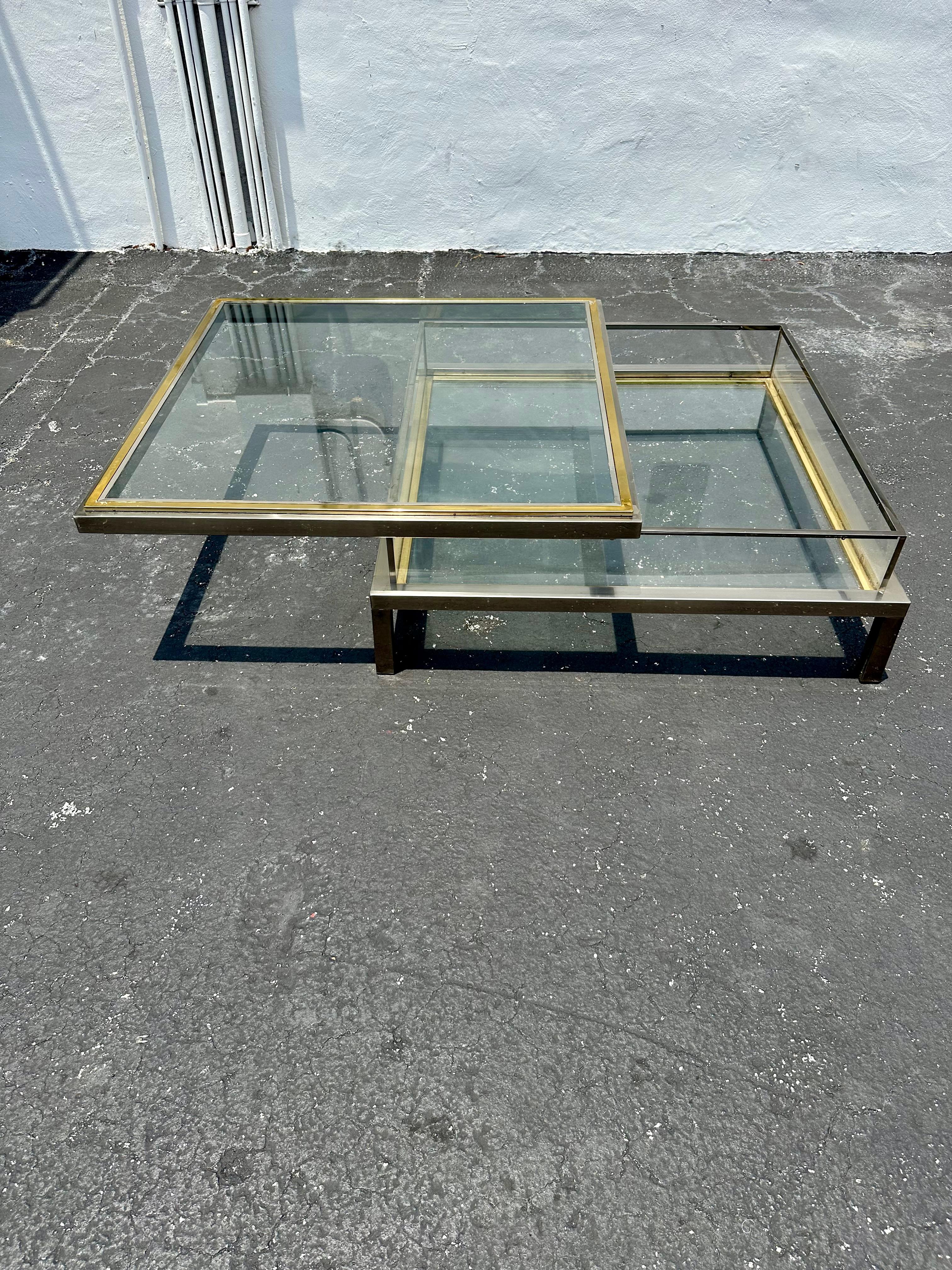 1970s  Table basse vitrine Maison Jansen en laiton et chrome en vente 2