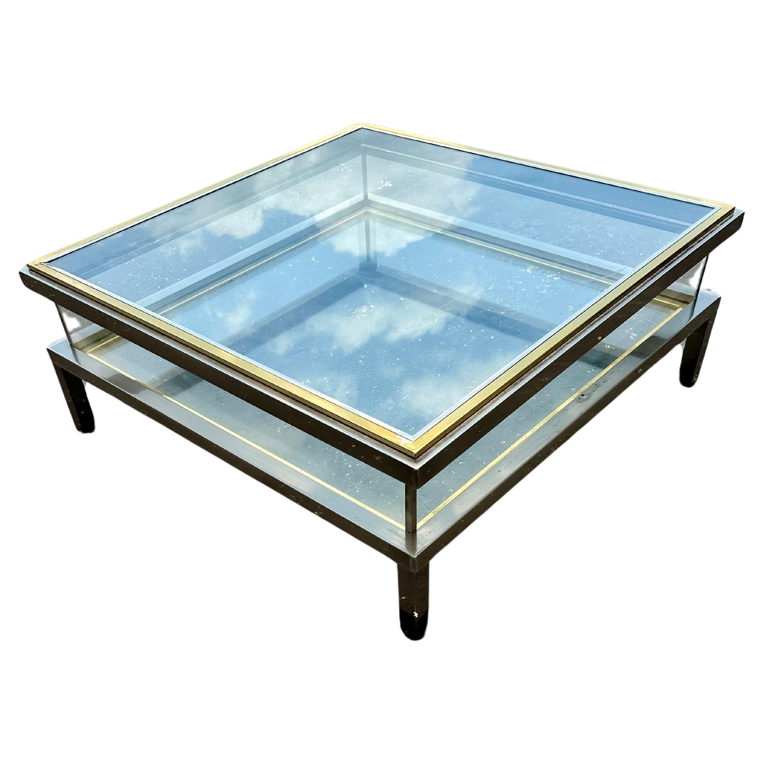 1970s  Table basse vitrine Maison Jansen en laiton et chrome