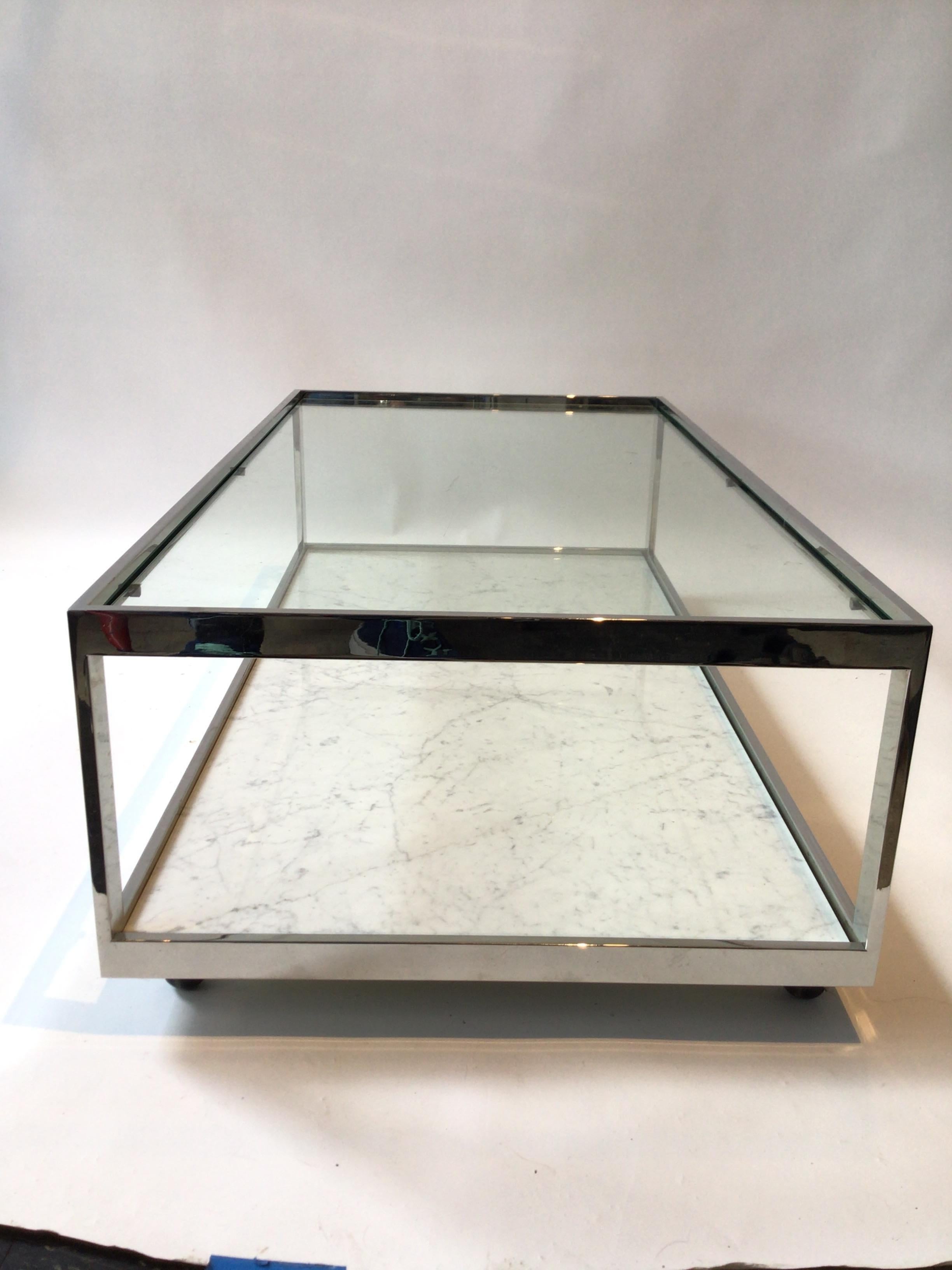 Fin du 20e siècle Table basse Milo Baughman des annes 1970 en chrome, verre, marbre et roues en vente