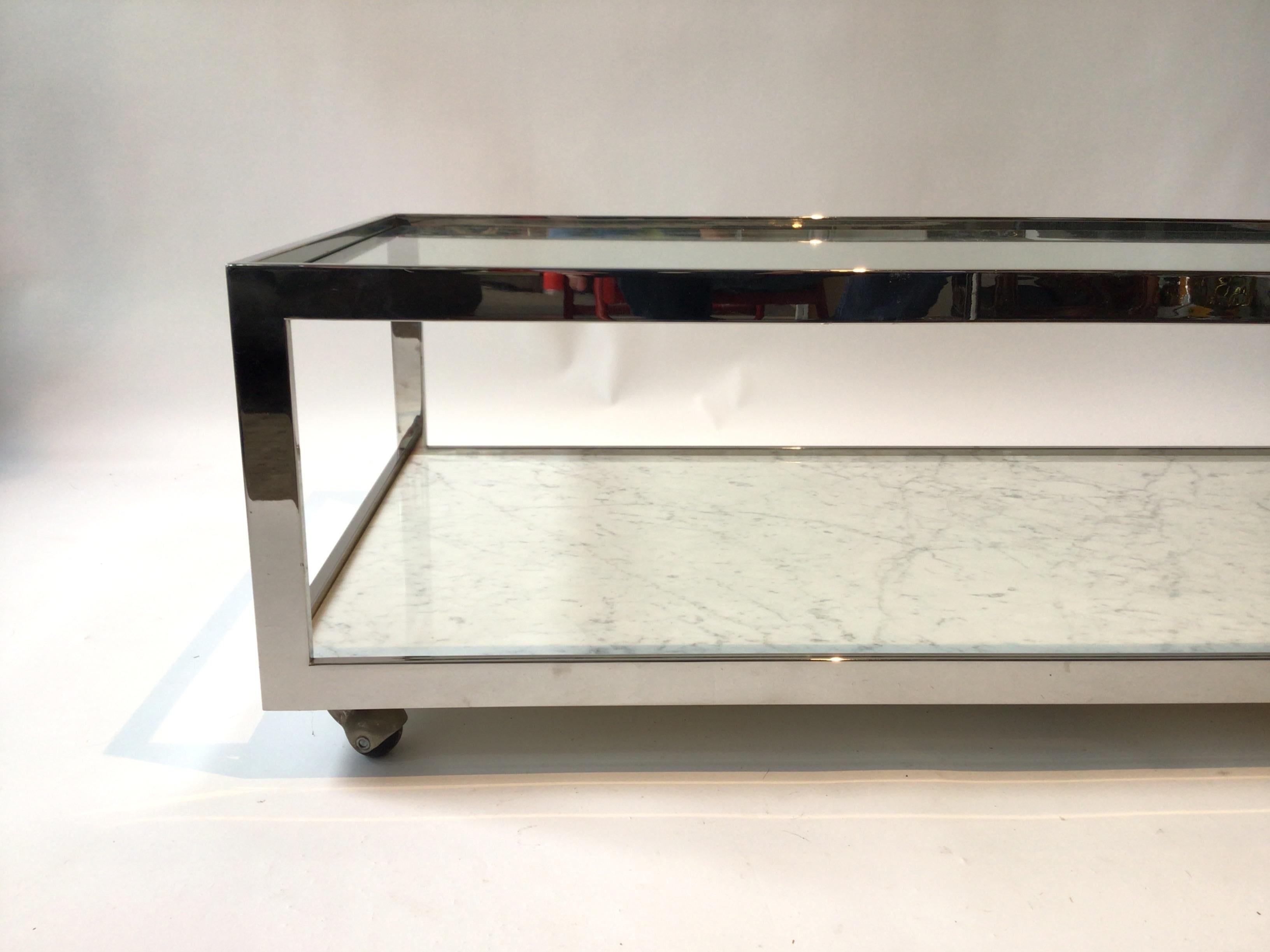 Marbre Table basse Milo Baughman des annes 1970 en chrome, verre, marbre et roues en vente