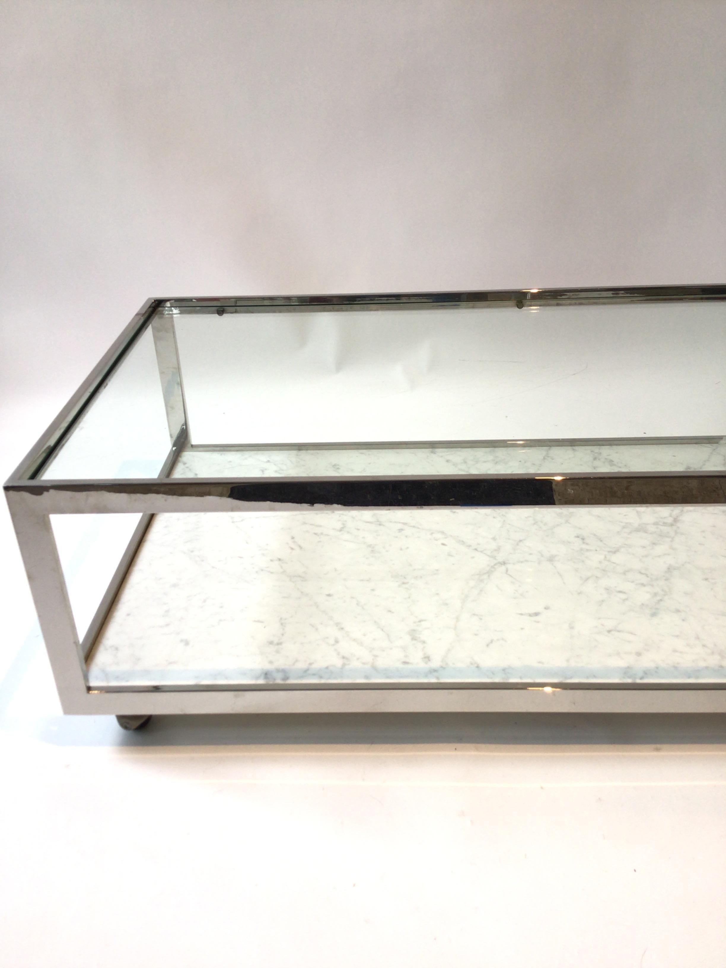 Table basse Milo Baughman des annes 1970 en chrome, verre, marbre et roues en vente 1