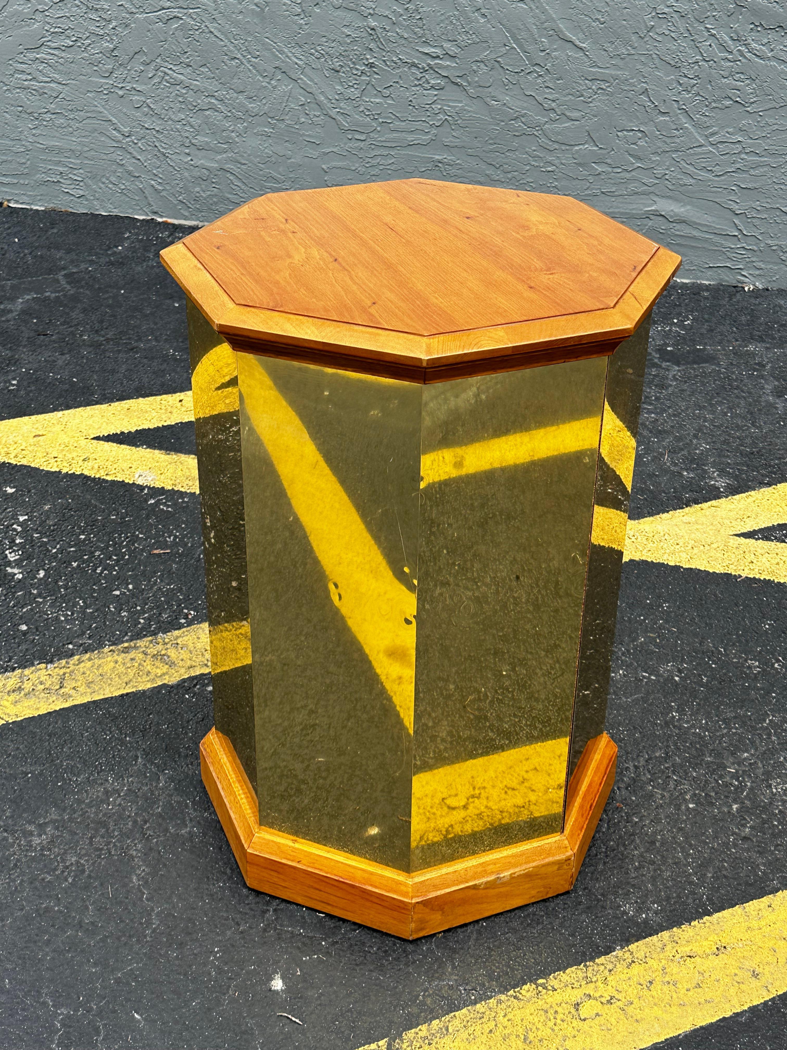 1970 Milo Baughman Double Pedestal Hexagonal Wood and Brass Table en vente 10