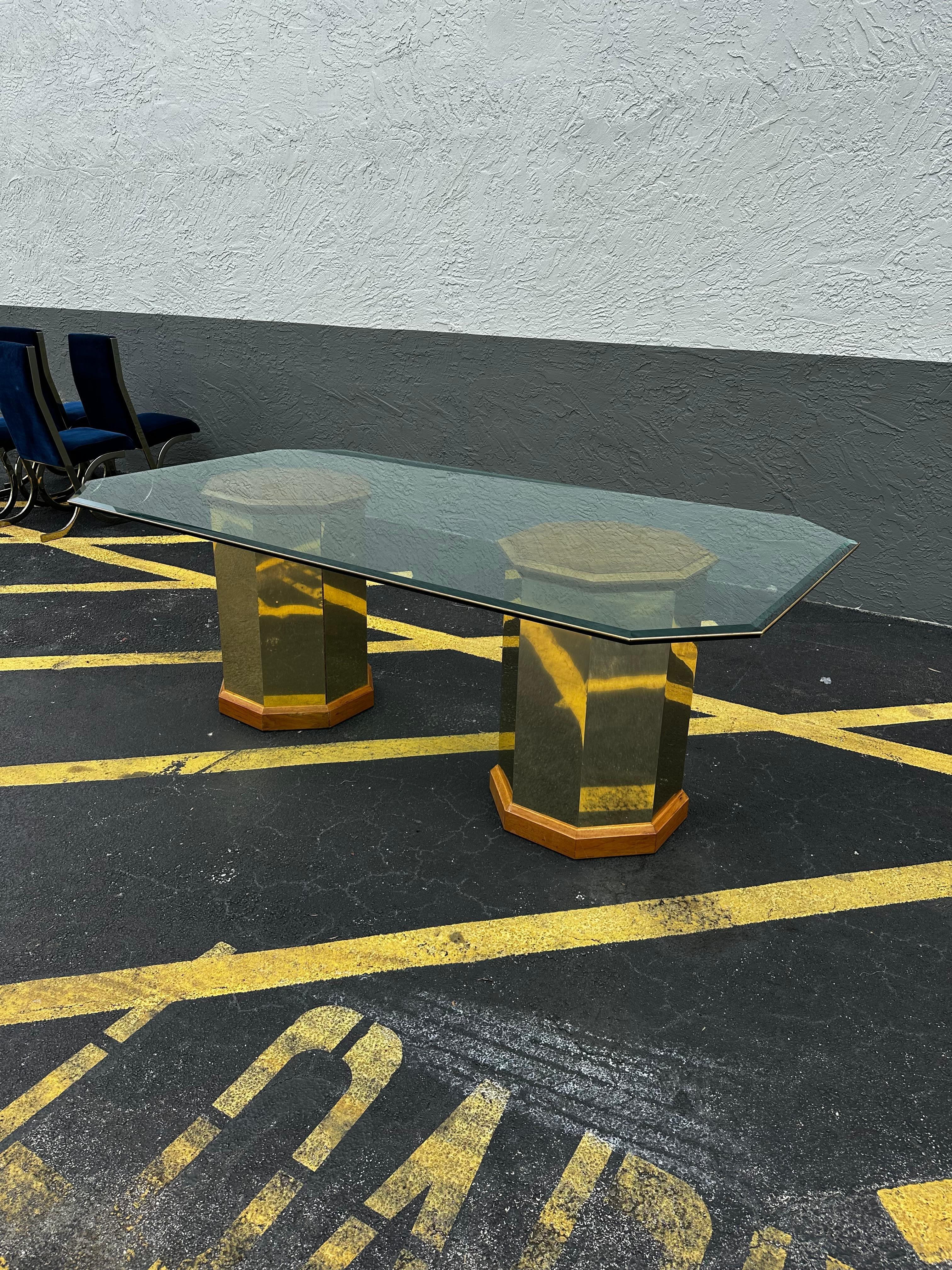 Mid-Century Modern 1970 Milo Baughman Double Pedestal Hexagonal Wood and Brass Table en vente