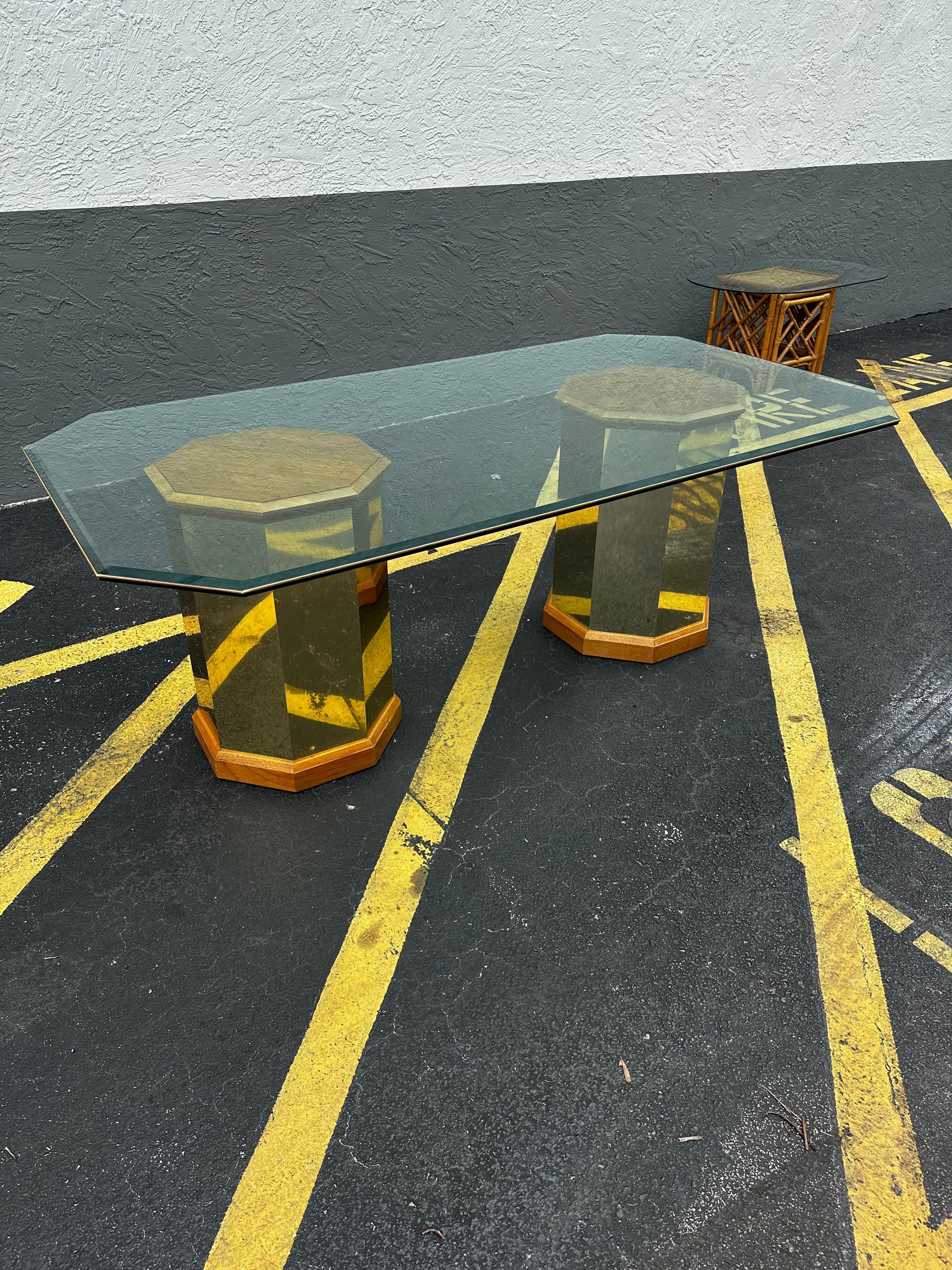 Américain 1970 Milo Baughman Double Pedestal Hexagonal Wood and Brass Table en vente