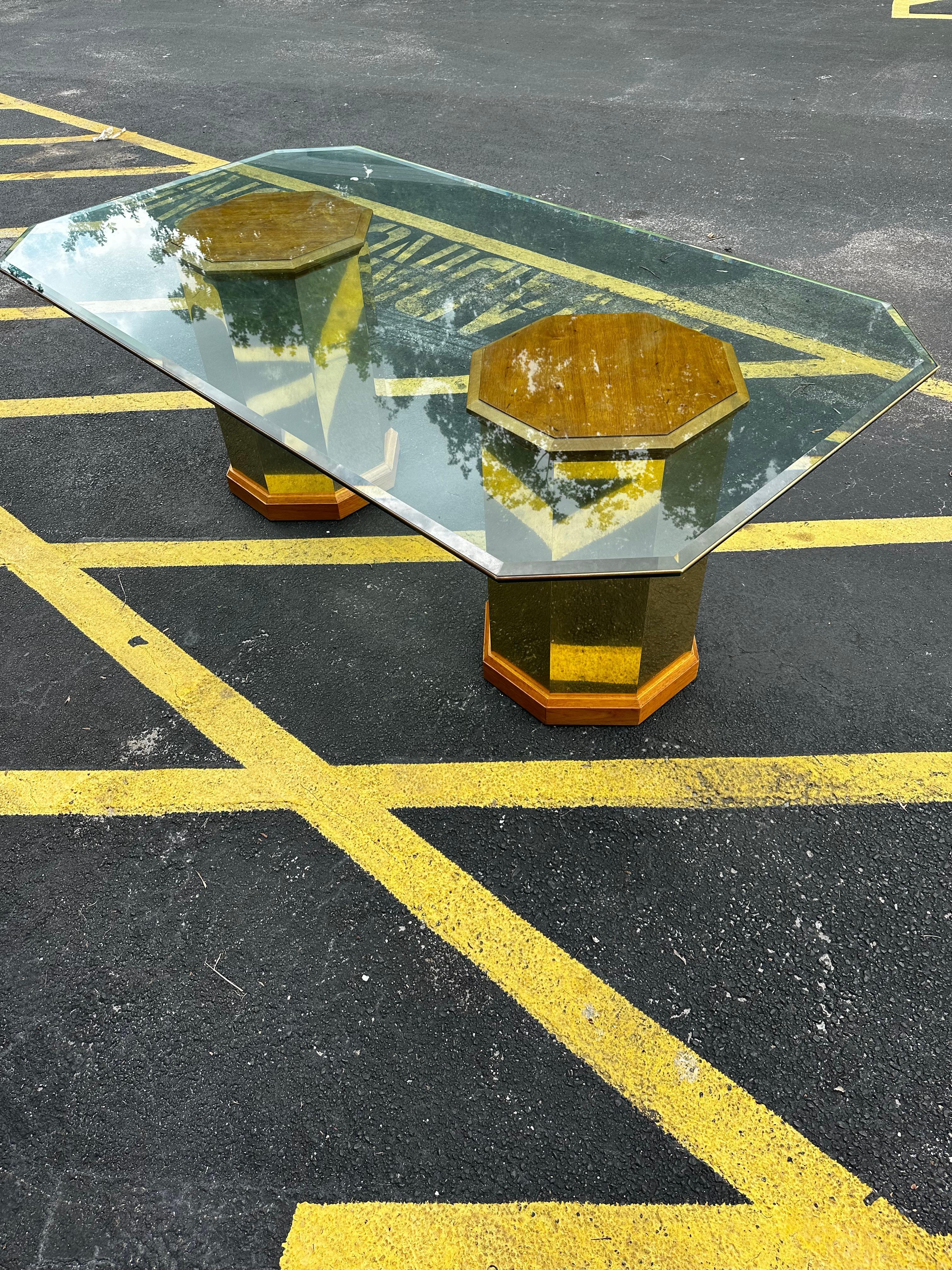 1970 Milo Baughman Double Pedestal Hexagonal Wood and Brass Table Bon état - En vente à Fort Lauderdale, FL