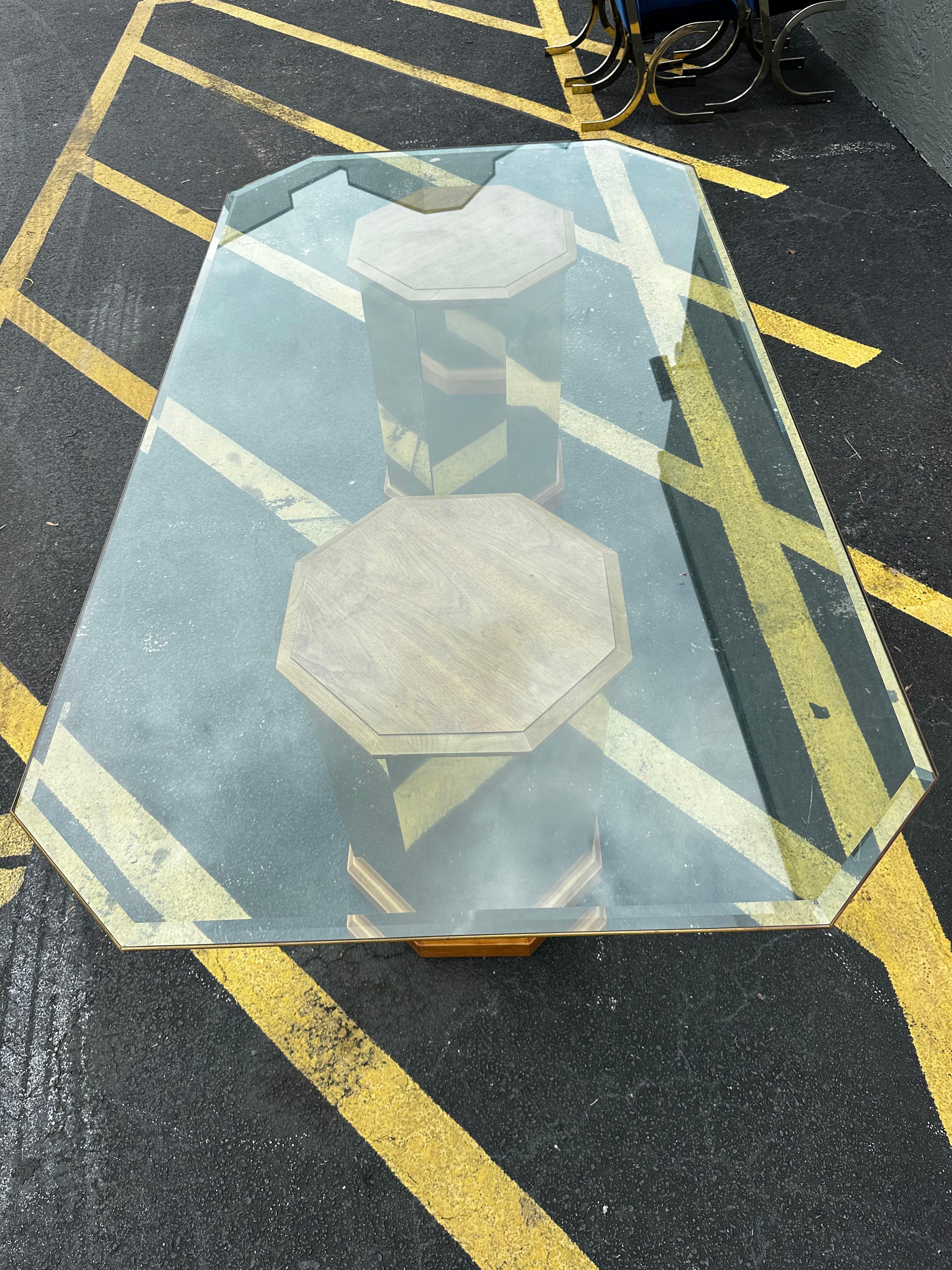 Fin du 20e siècle 1970 Milo Baughman Double Pedestal Hexagonal Wood and Brass Table en vente