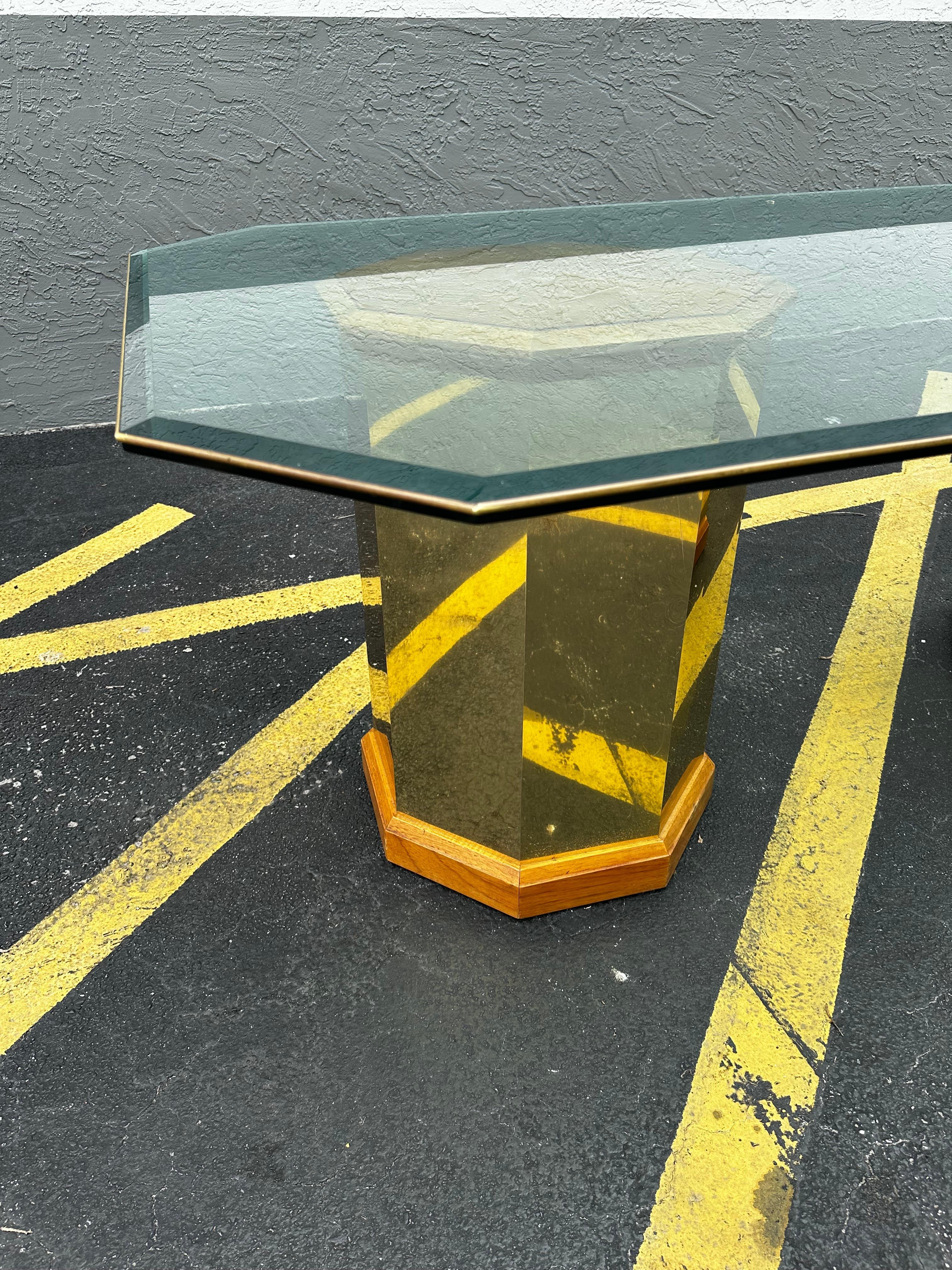 Laiton 1970 Milo Baughman Double Pedestal Hexagonal Wood and Brass Table en vente