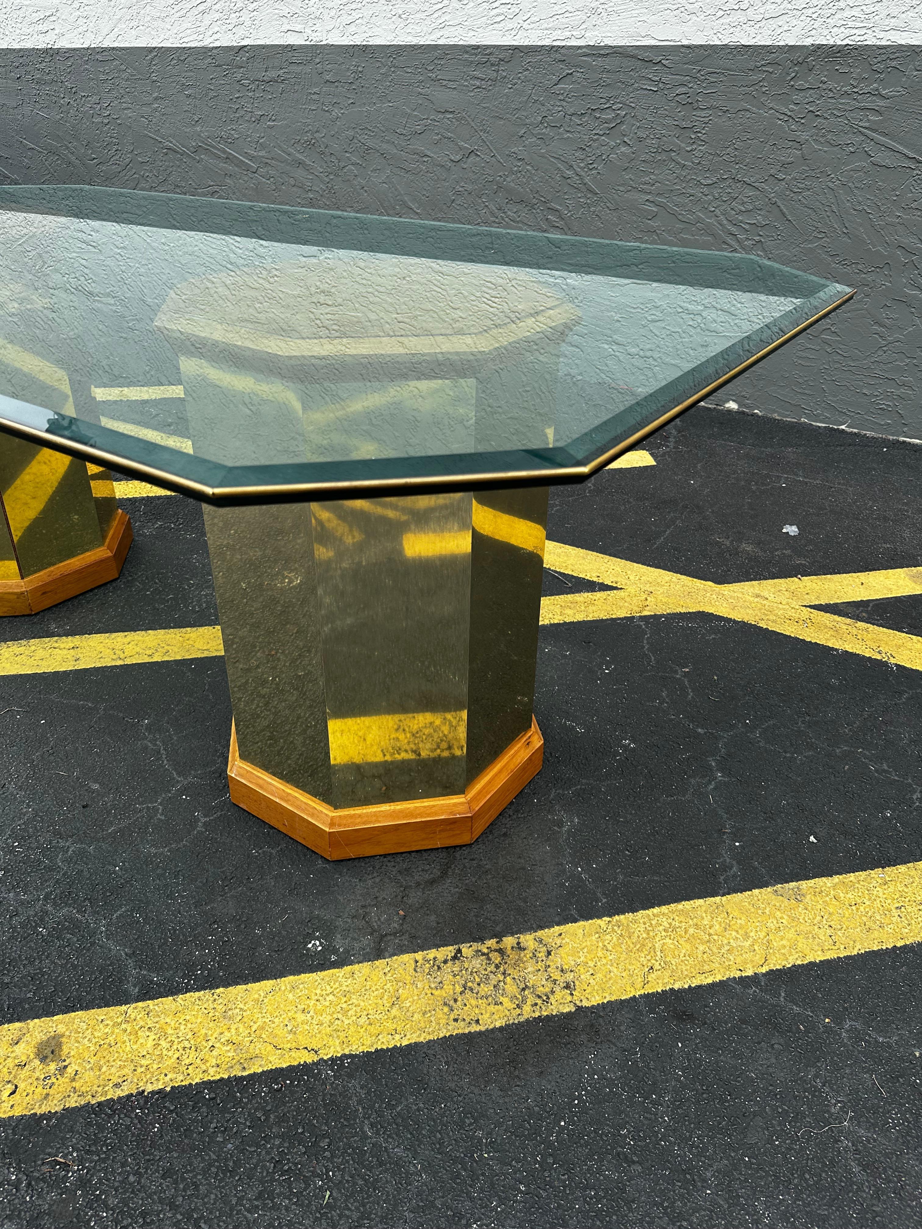 1970 Milo Baughman Double Pedestal Hexagonal Wood and Brass Table en vente 1
