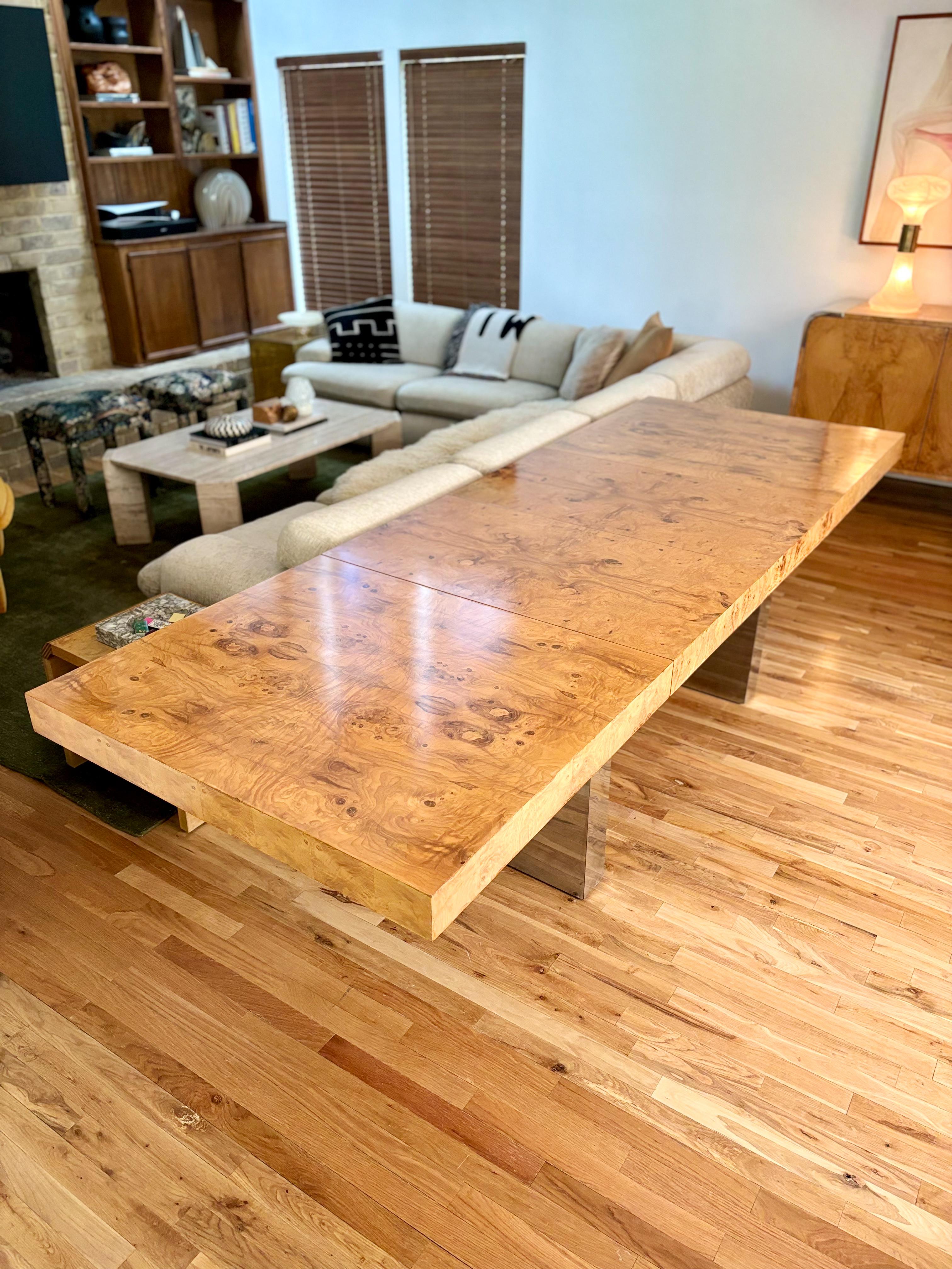 Magnifique table de salle à manger à rallonge en bois de bourgogne conçue par Milo Baughman pour Thayer Coggin, vers les années 1970. Le plateau massif est soutenu par deux pieds en chrome poli qui restent immobiles tandis que deux abattants