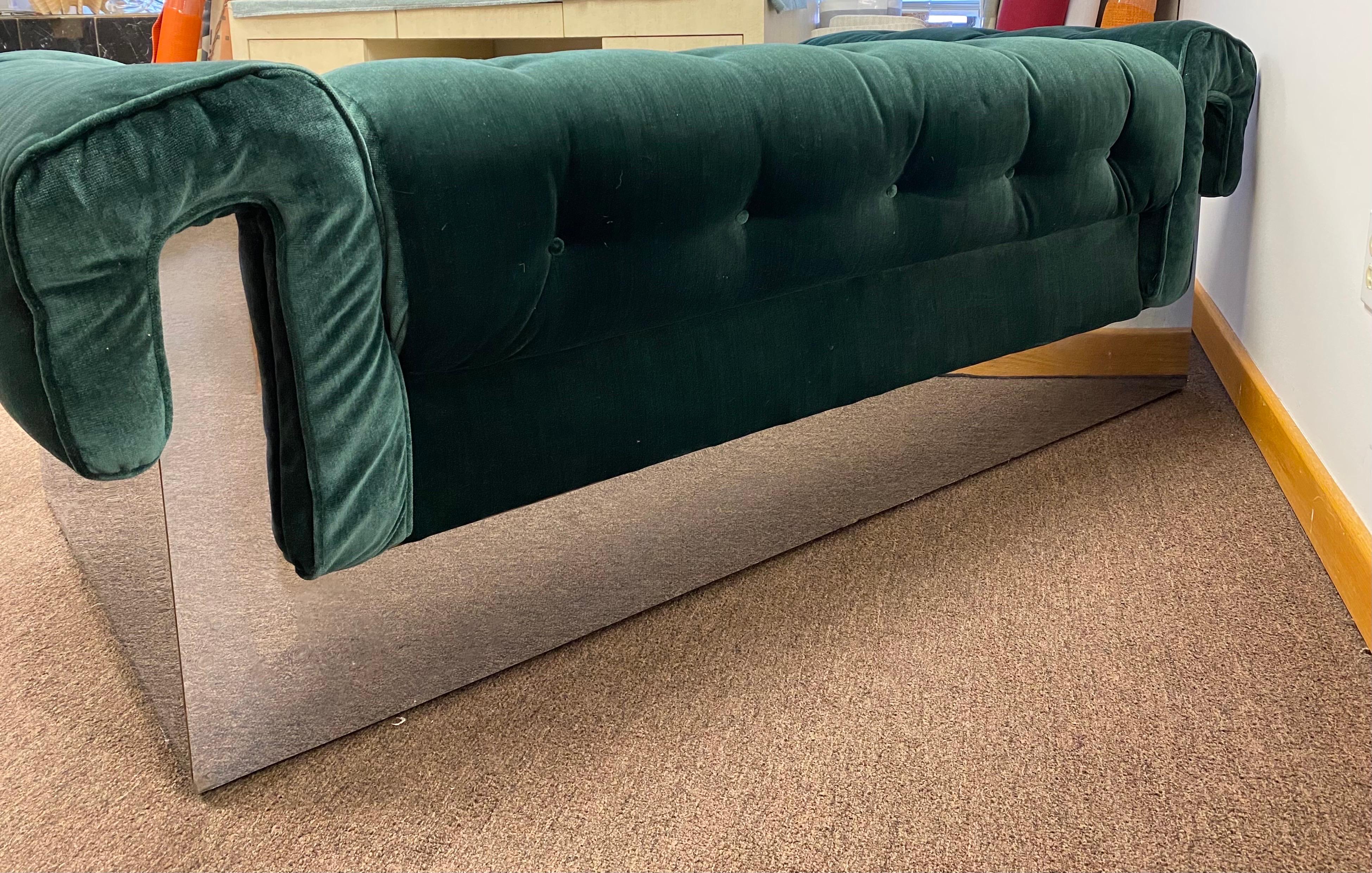 Milo Baughman für Thayer Coggin, getuftetes Sofa aus grünem Samt mit Chromumwicklung, 1970er Jahre im Angebot 5