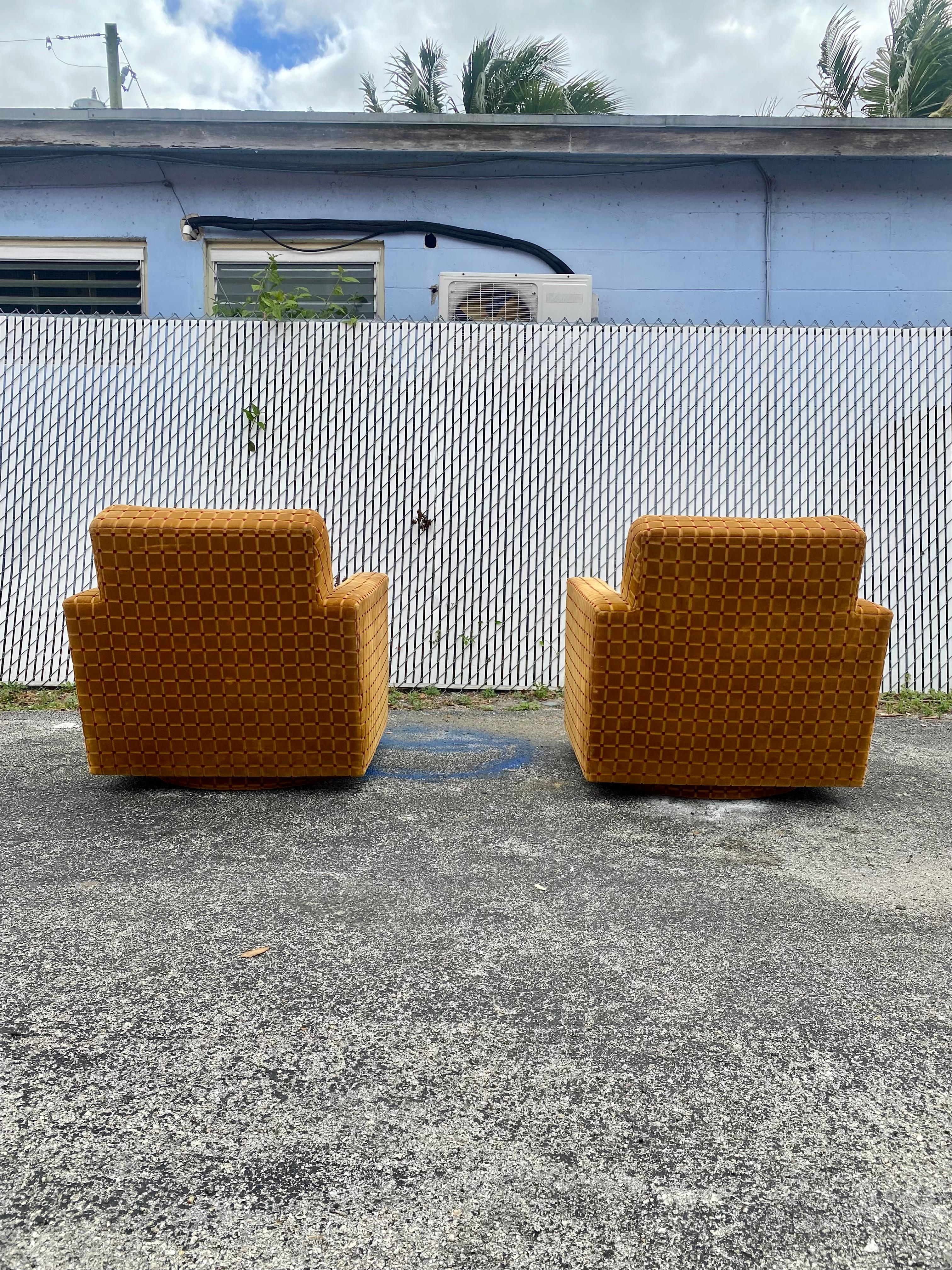 1970 Milo Baughman Jack Larsen Velvet Cut Mustard Gold Swivel Chairs, Set of 2 Bon état - En vente à Fort Lauderdale, FL
