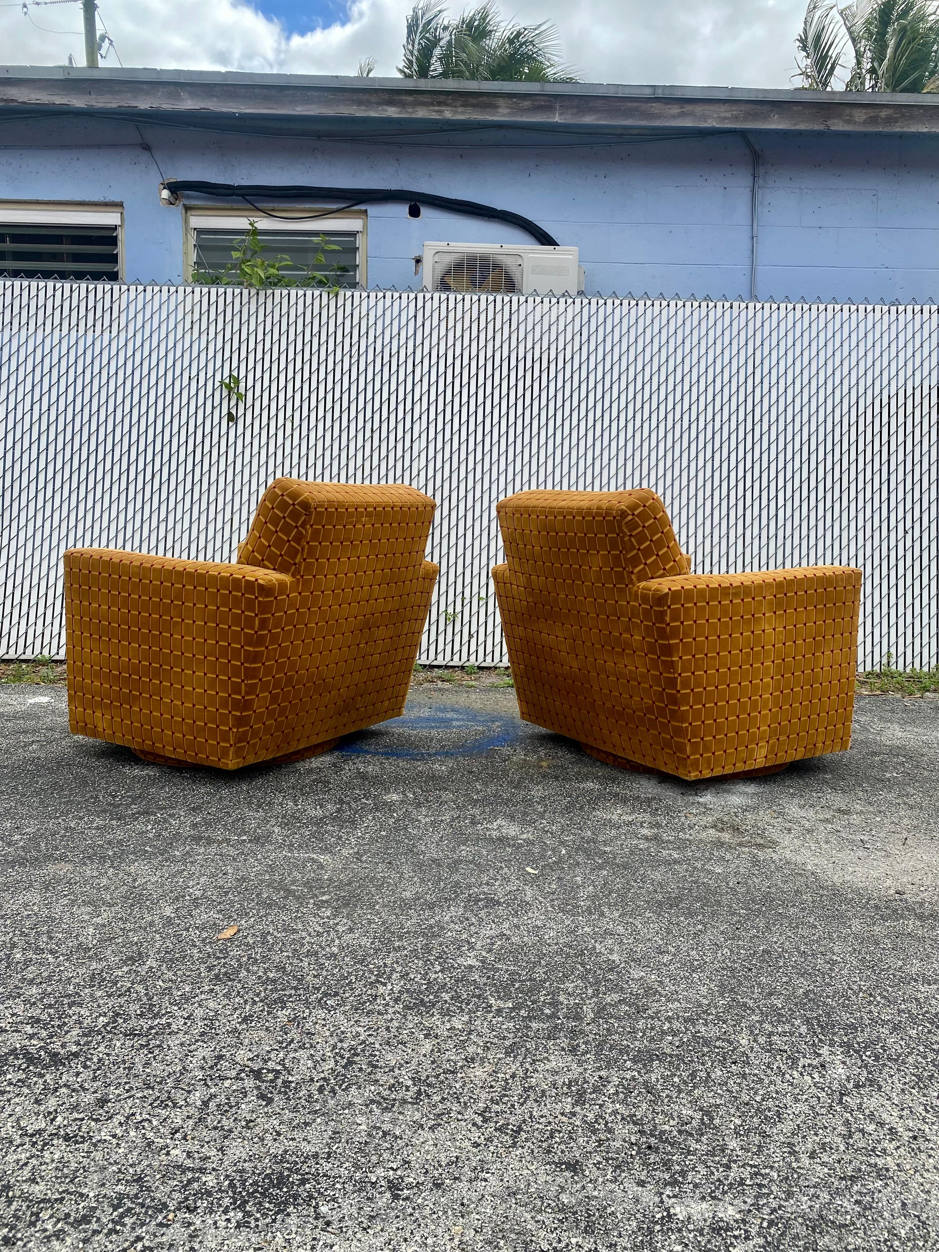 Textile 1970 Milo Baughman Jack Larsen Velvet Cut Mustard Gold Swivel Chairs, Set of 2 en vente