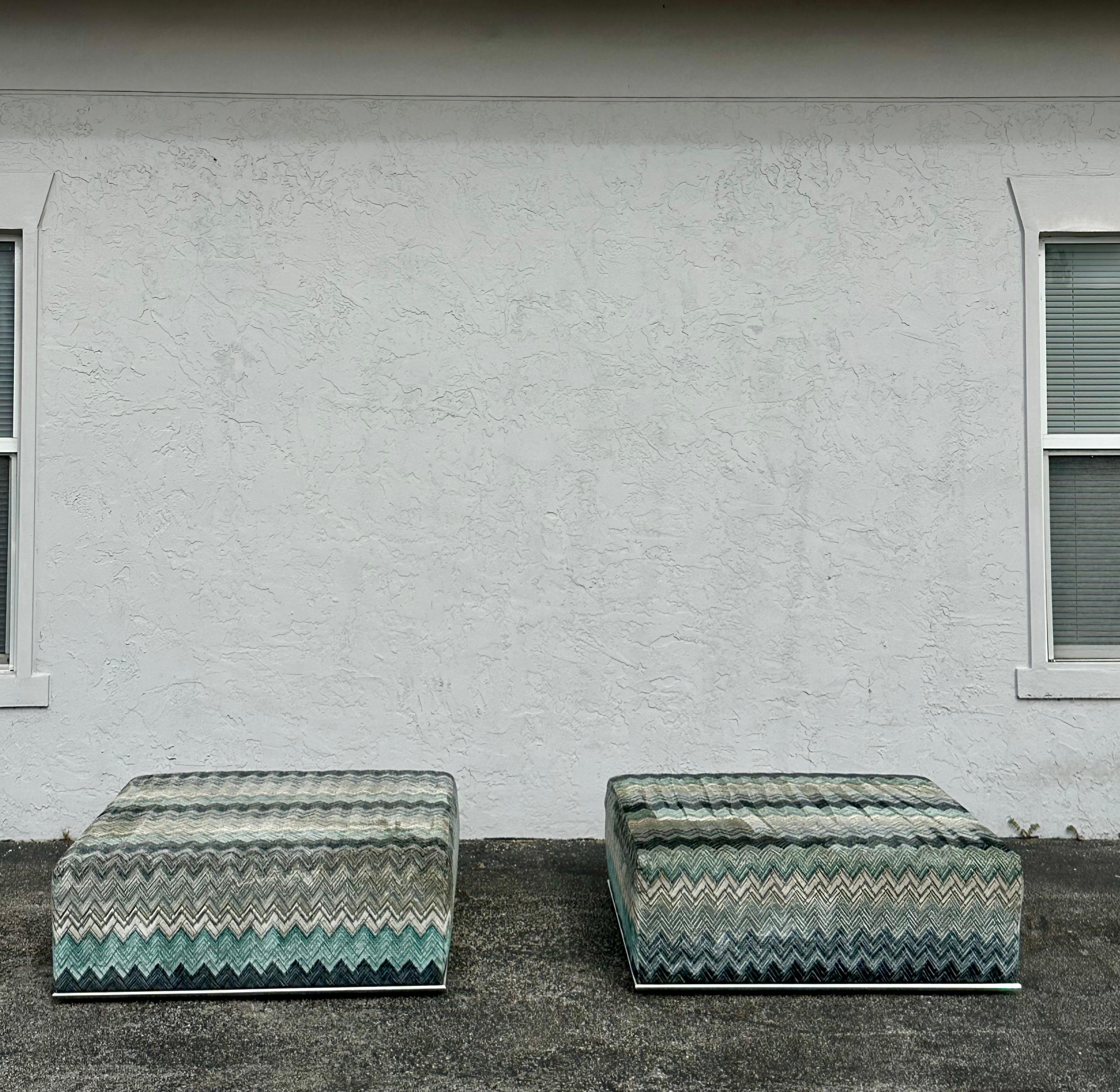 Bei dieser Gelegenheit wird eines der schönsten und seltensten Baughman/Larsen-Ottomane oder Couchtisch-Sets aus Samt und mit Chromfuß angeboten, die man sich wünschen kann. Das Design ist durchgängig herausragend. Das schöne Set ist ein