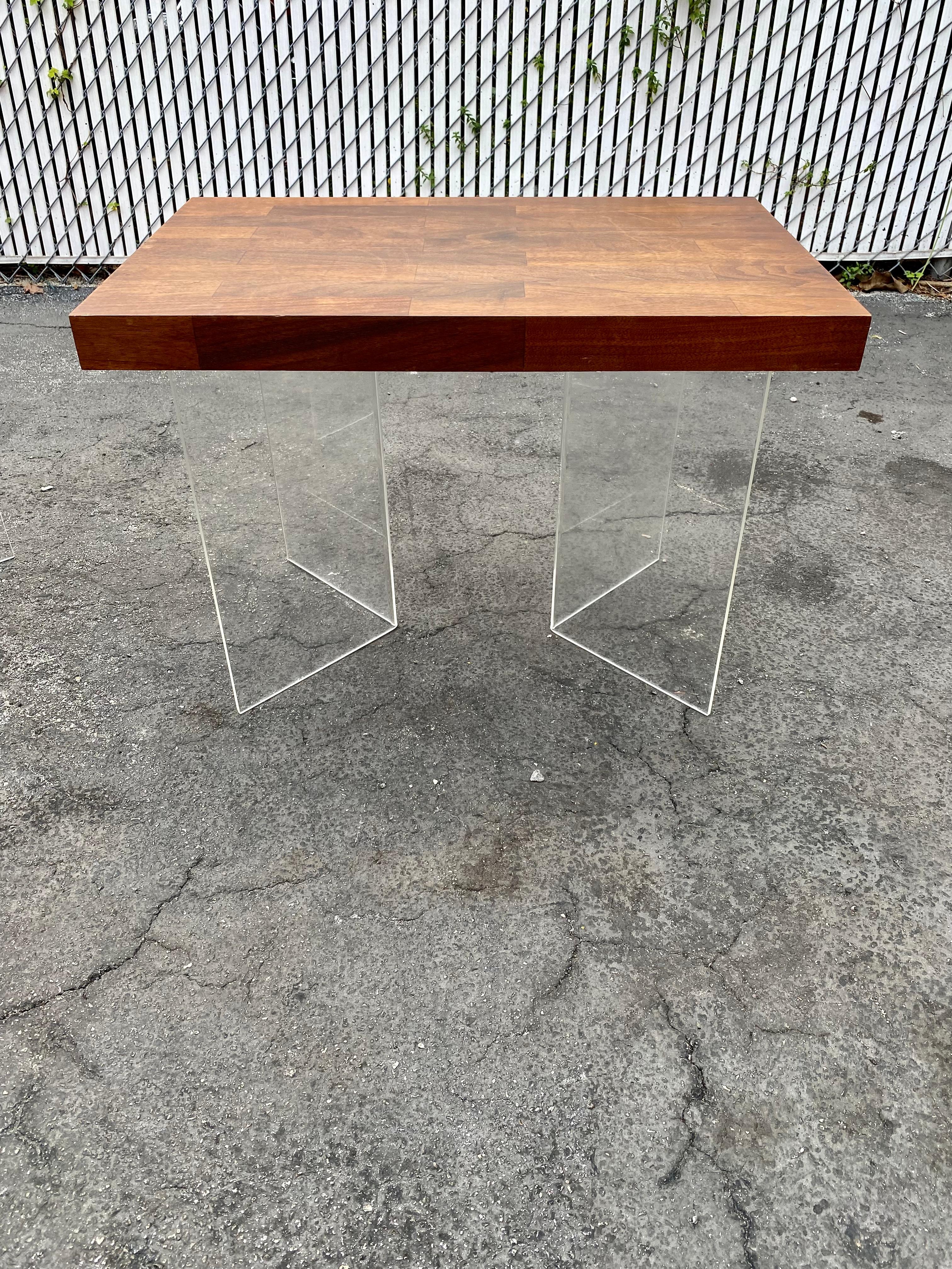 Milo Baughman Schwebende Tische aus Lucite und Holz, 2er-Set, 1970er Jahre im Angebot 1