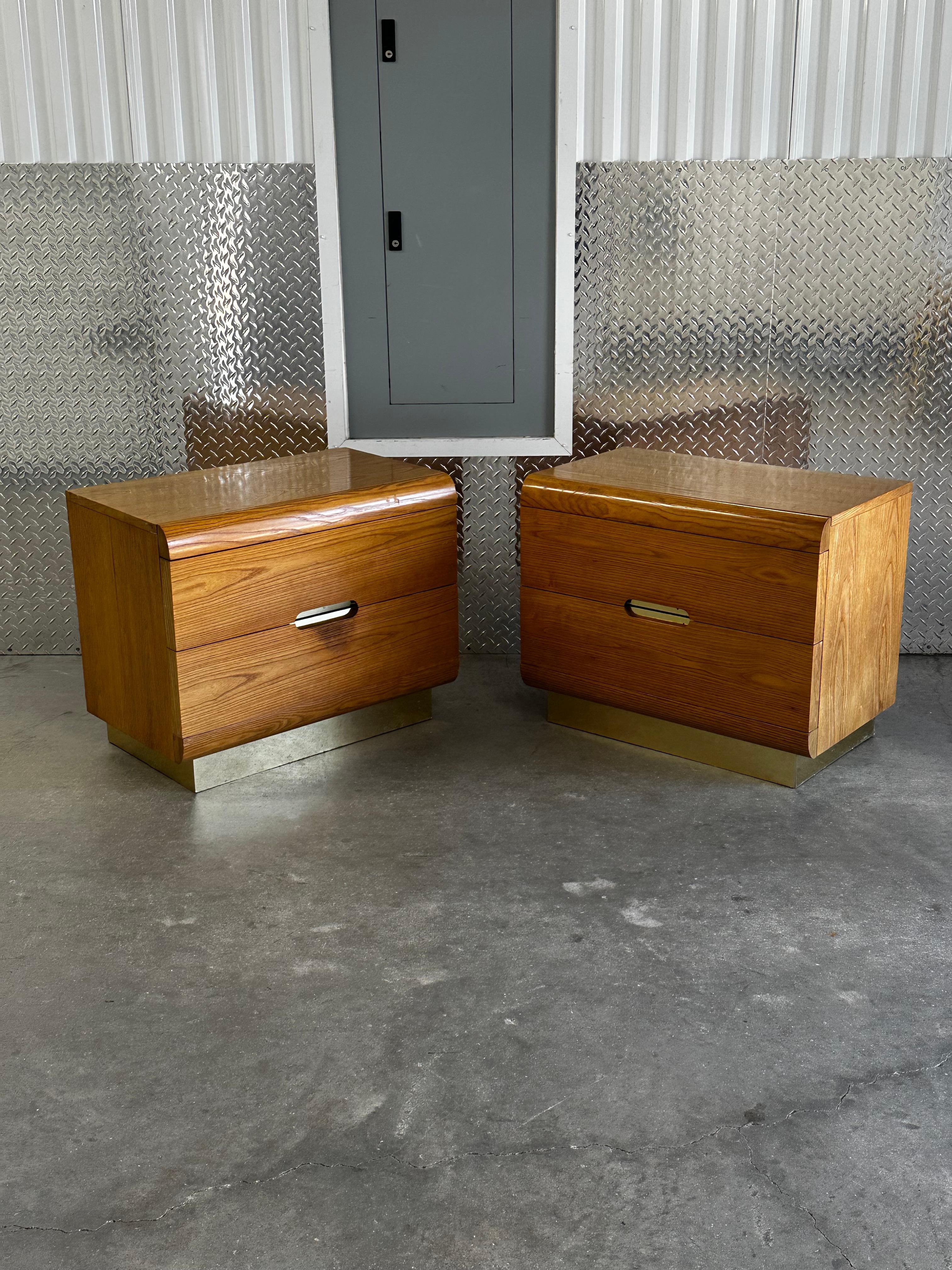 Mid-Century Modern 1970s Milo Baughman Oak Brass Floating Waterfall Plinth Base Nightstand Set of 2 For Sale