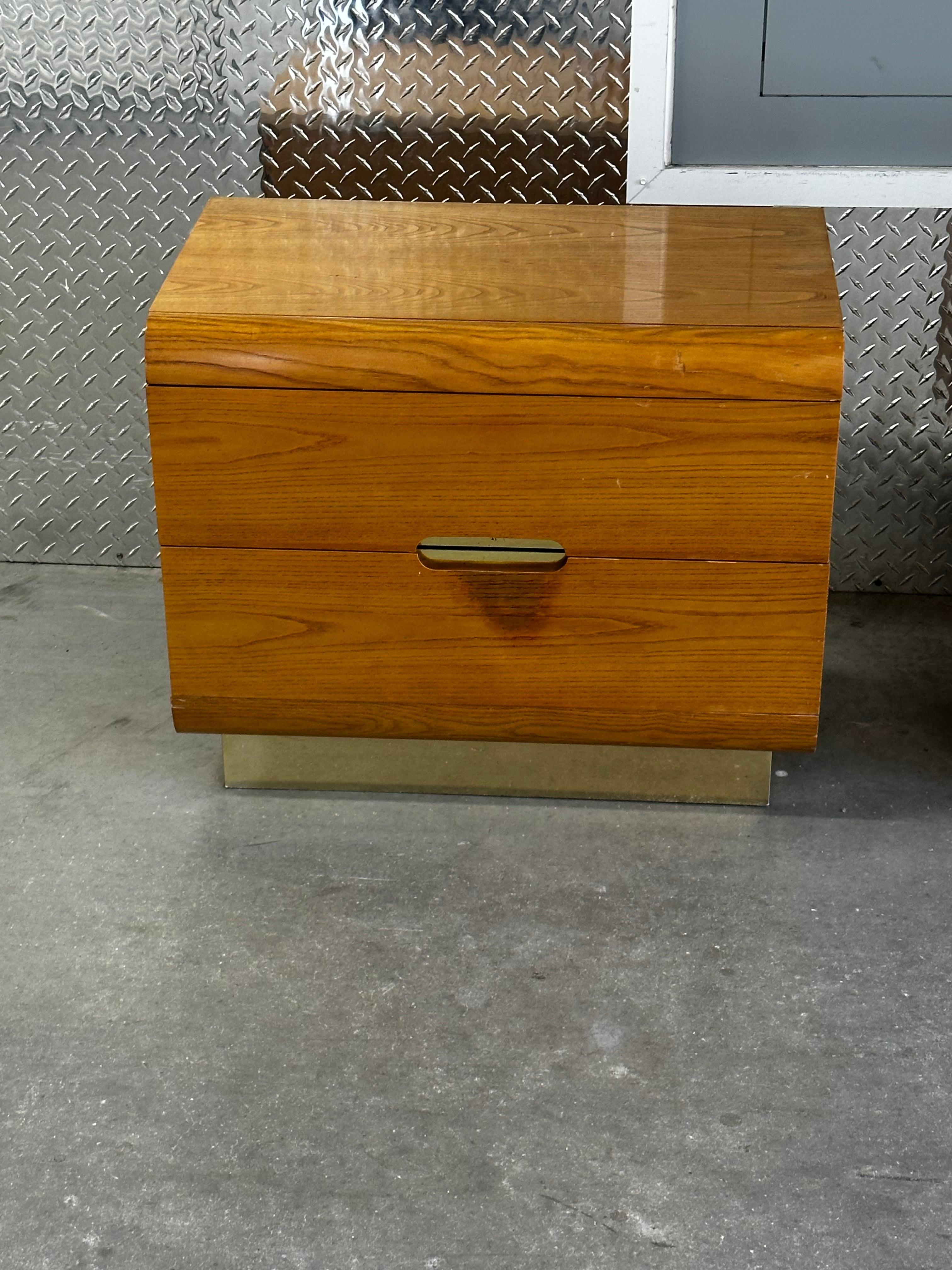 1970s Milo Baughman Oak Brass Floating Waterfall Plinth Base Nightstand Set of 2 In Good Condition For Sale In Fort Lauderdale, FL