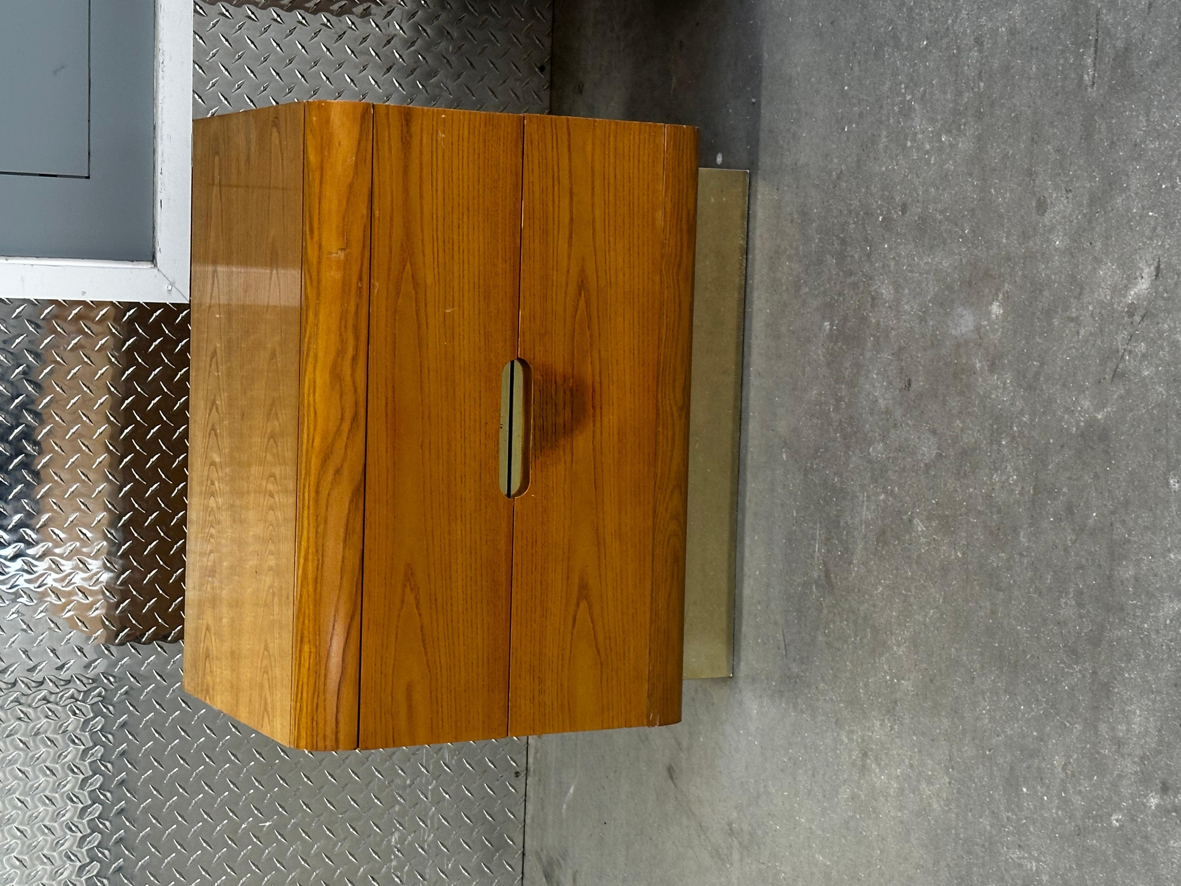 1970s Milo Baughman Oak Brass Floating Waterfall Plinth Base Nightstand Set of 2 In Good Condition For Sale In Fort Lauderdale, FL