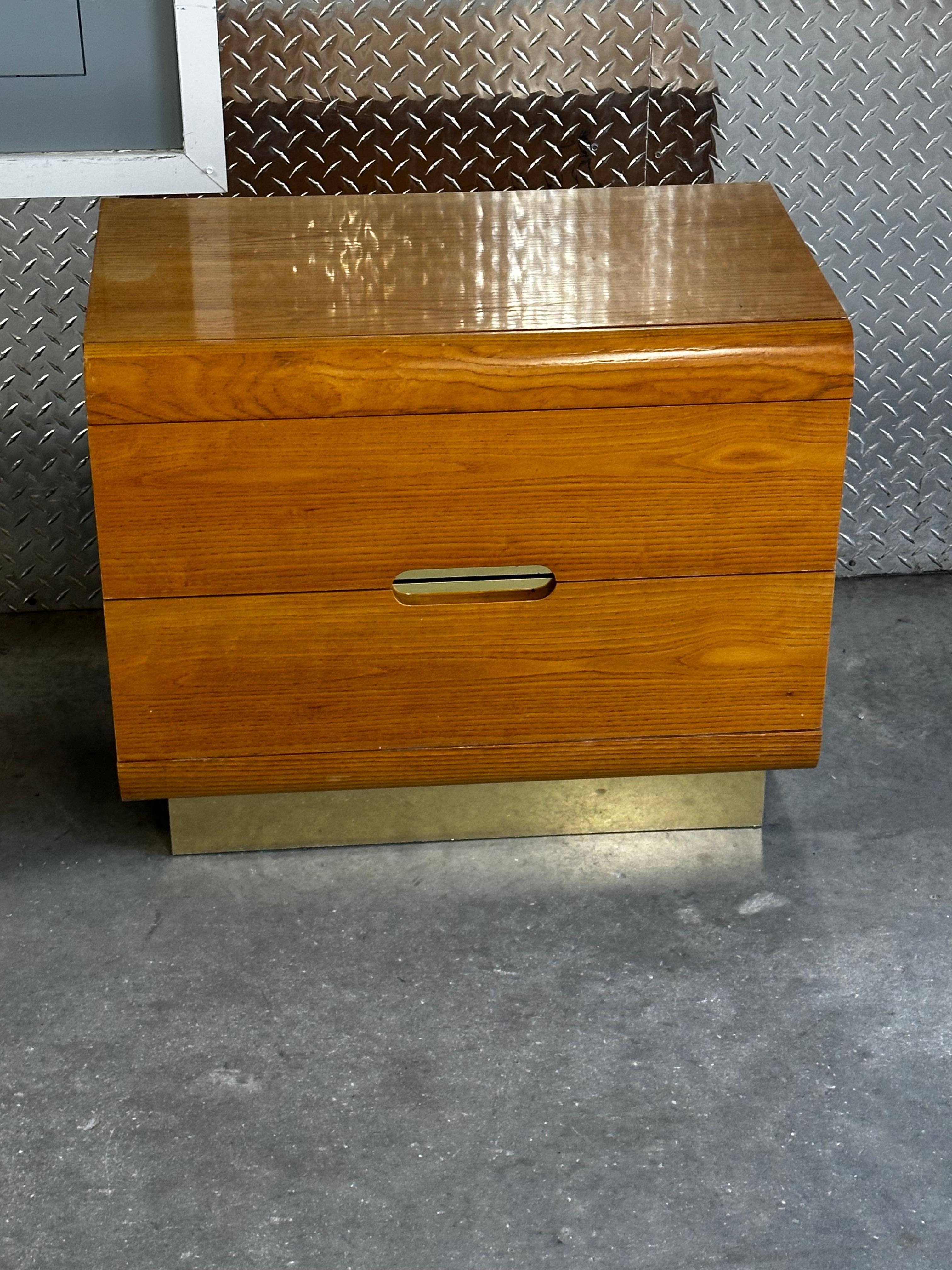 Late 20th Century 1970s Milo Baughman Oak Brass Floating Waterfall Plinth Base Nightstand Set of 2 For Sale