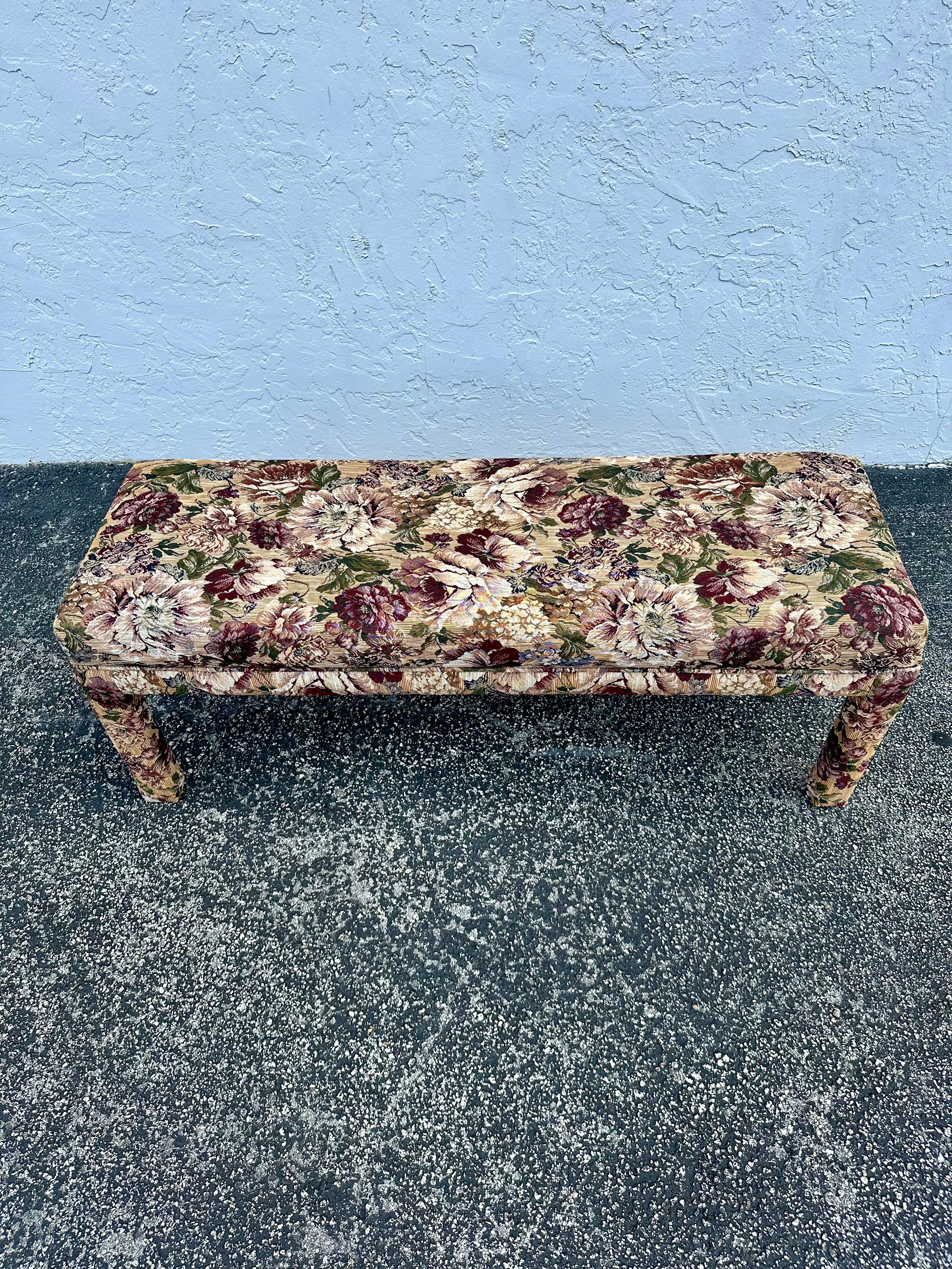 In questa occasione ti offriamo una delle panchine floreali più belle e rare che tu possa sperare di trovare. Il design è eccezionale. La bellissima panchina è un pezzo forte e ricco di personalità!!! Guarda gli splendidi dettagli di questa