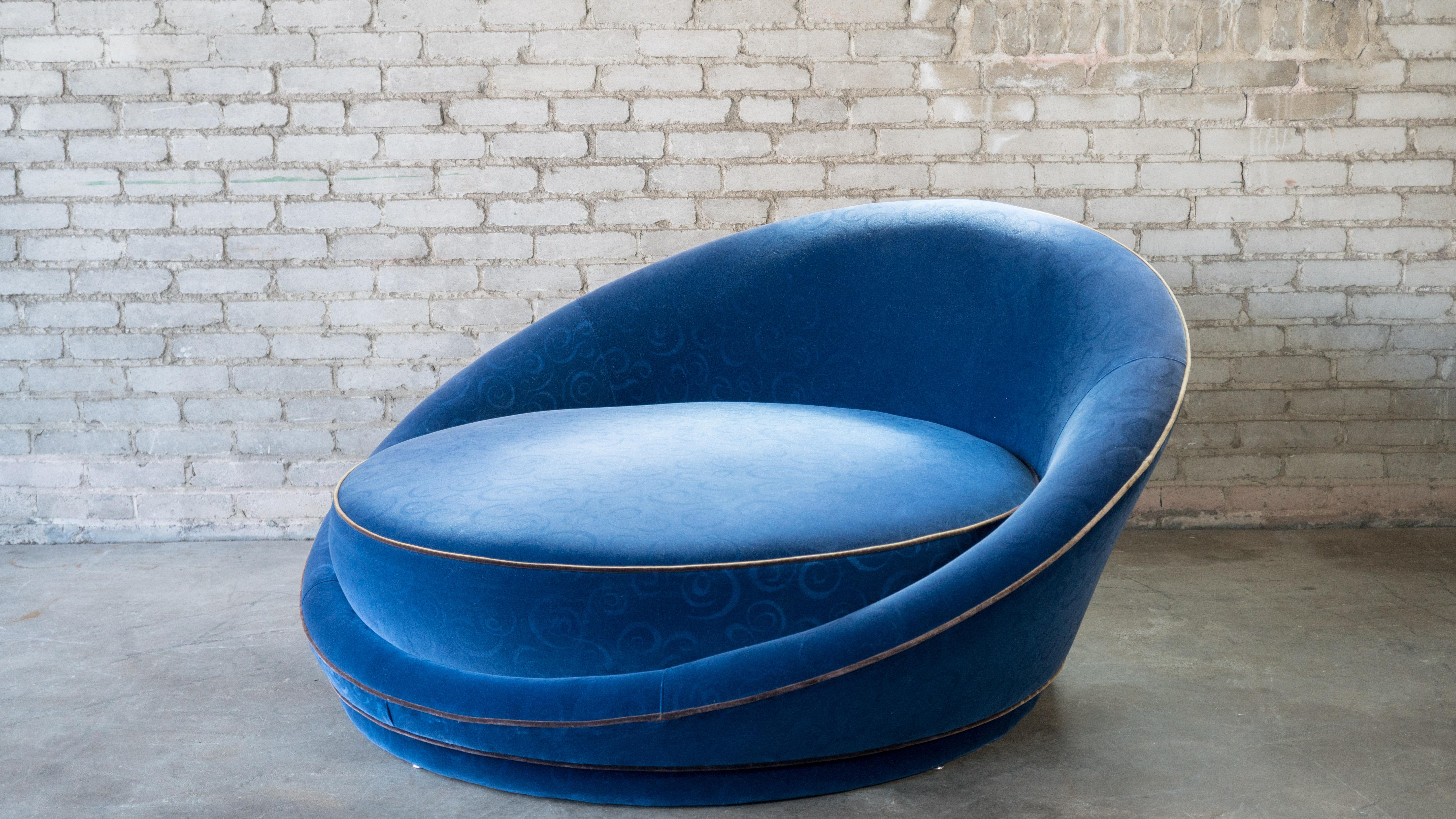 Mid-Century Modern 1970s Milo Baughman Satellite Style Chaise Lounge Chair For Sale