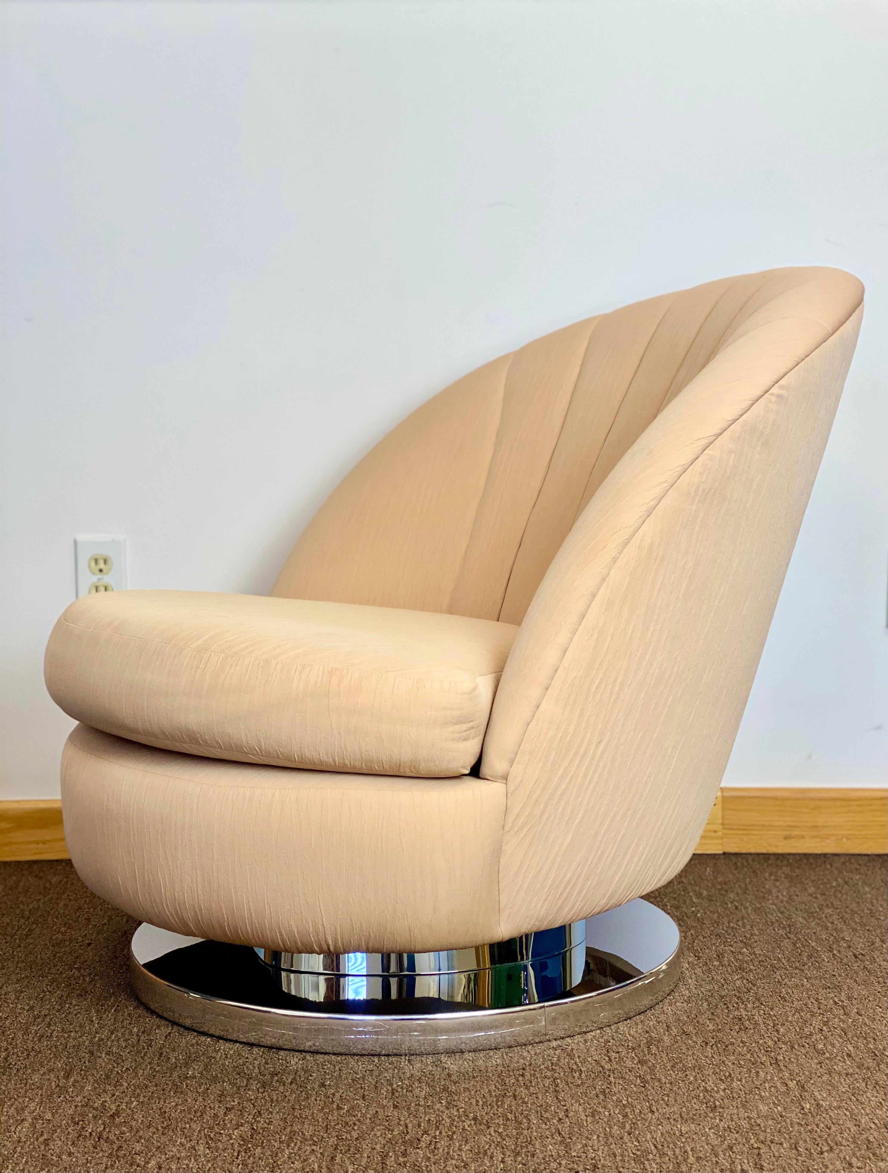 We are very pleased to offer a modern with a touch of Art Deco chair by Milo Baughman for Thayer Coggin, circa the 1970s. This piece showcases a tailored silhouette with a tight back cushion in a subtle clamshell design and a loose seat cushion. A