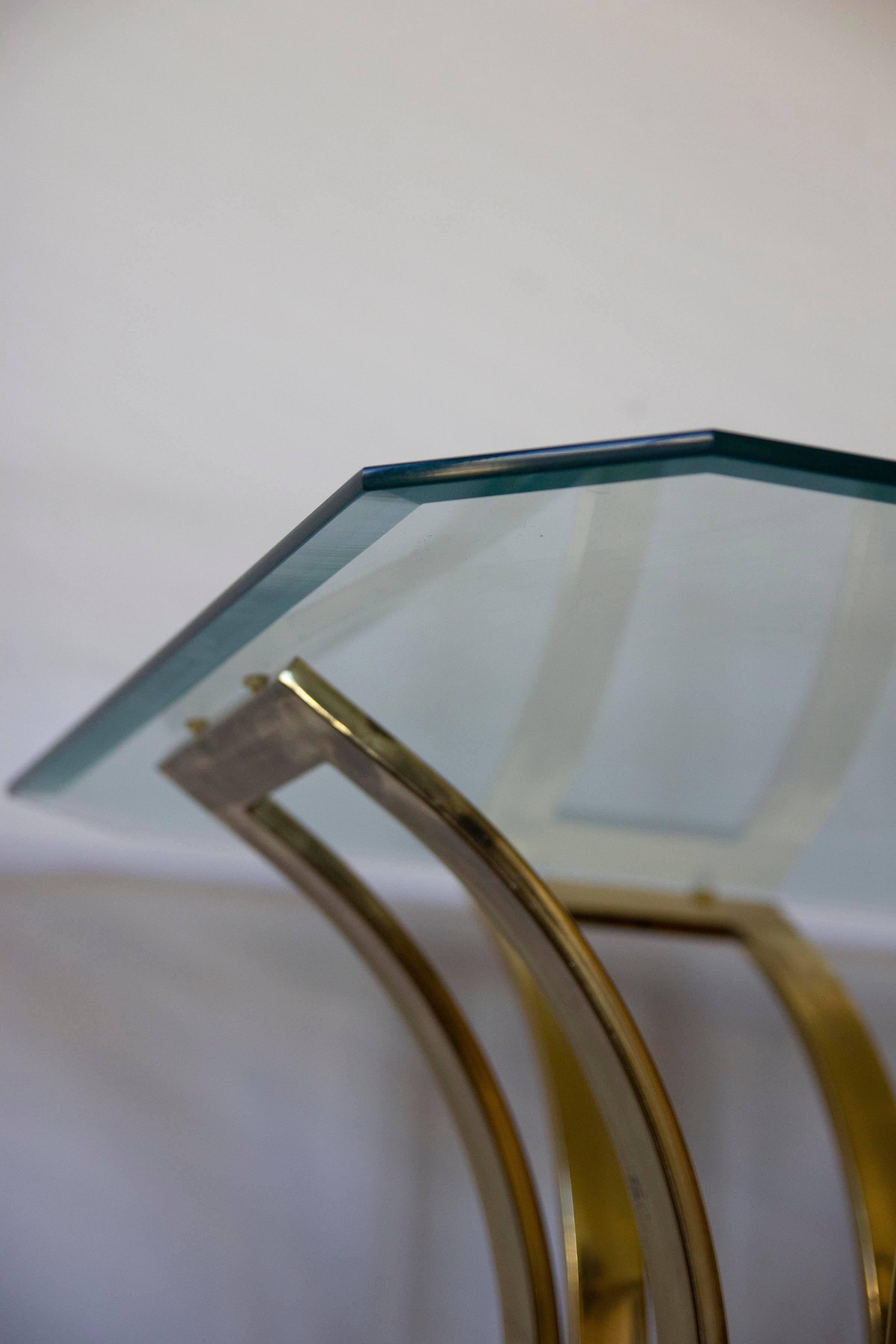 Table d'appoint tulipe en laiton et verre octogonal Vintage du milieu du siècle, Milo Baughman. Personnellement, j'aime quand la forme de la base en laiton de la tulipe est inversée, mais vous pouvez l'avoir de la manière originale - voir les photos.