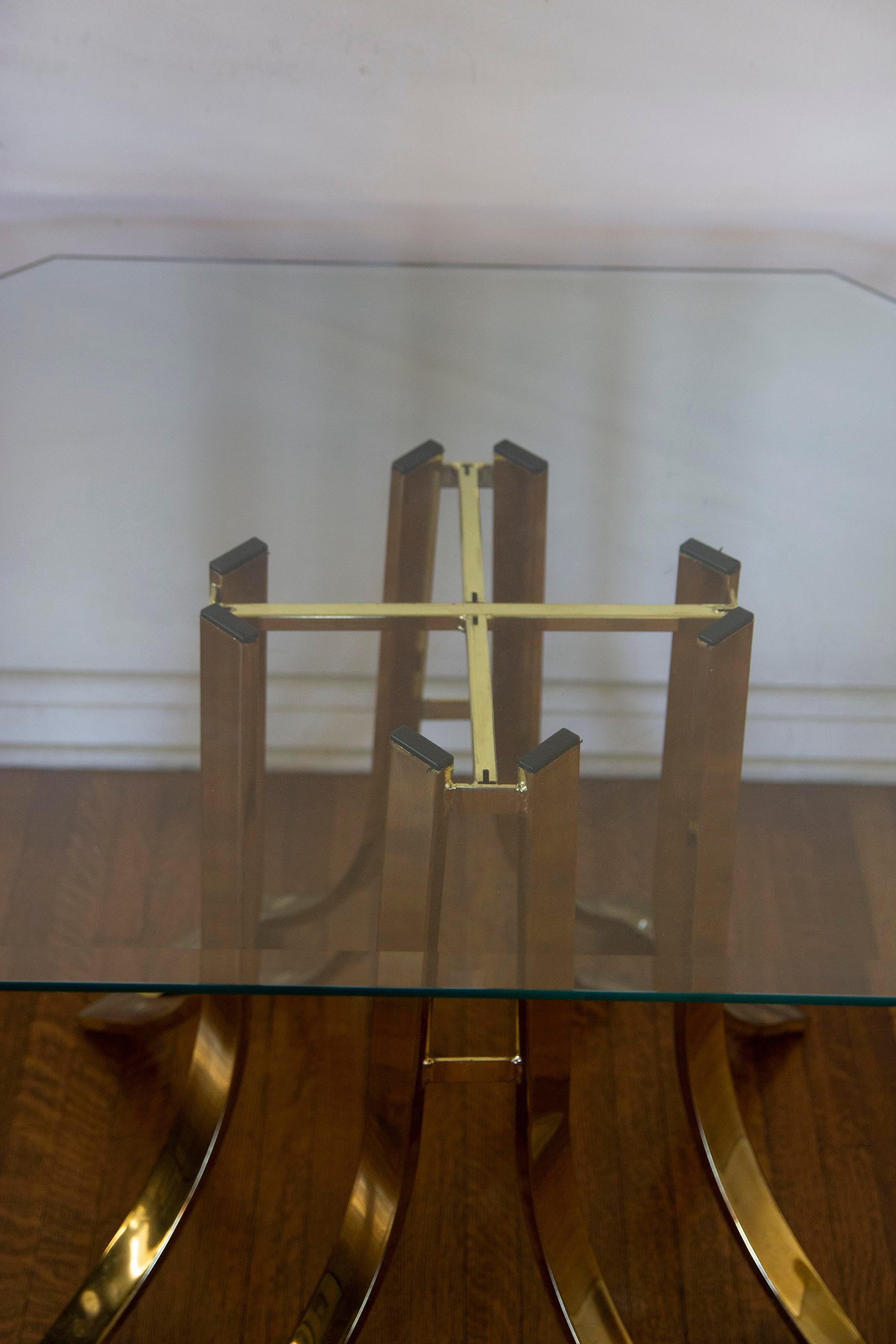 1970s Milo Baughman Style Brass and Glass Tulip Side Table In Good Condition For Sale In Los Angeles, CA