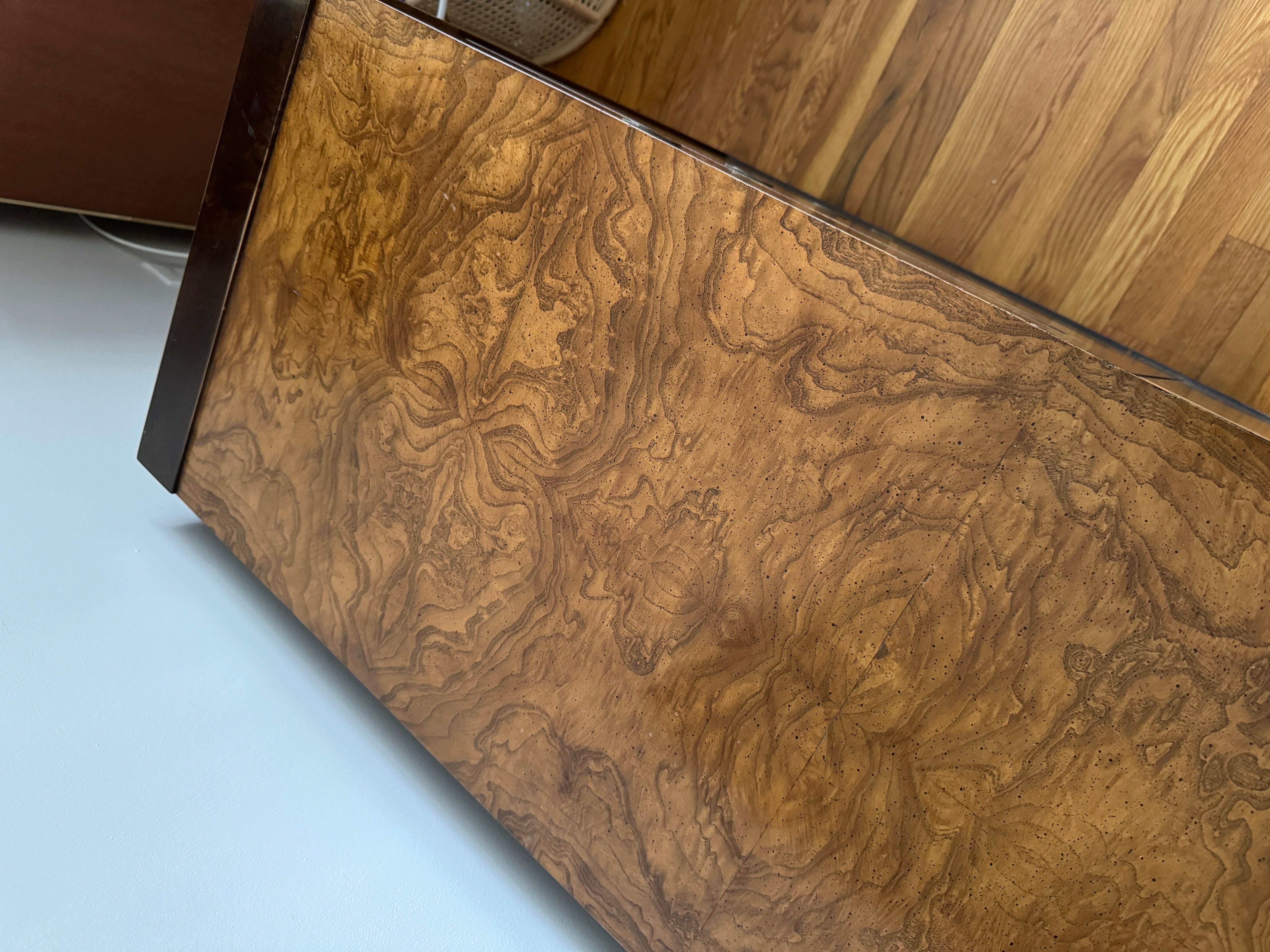 Commode d'appoint en bois de broussin et laiton de style Milo Baughman des années 1970 par Century Furniture en vente 2