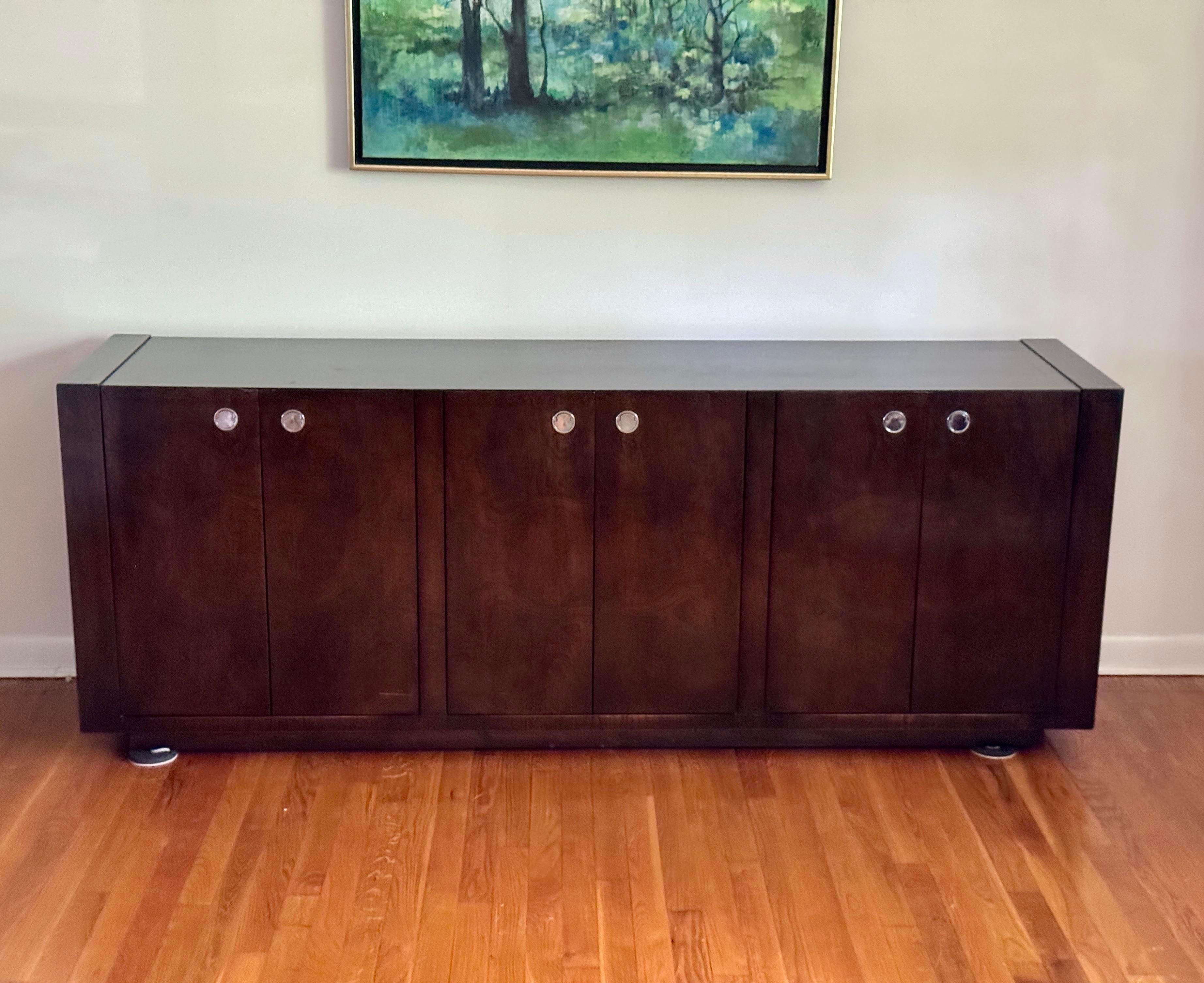 Credenza de madera burl estilo Milo Baughman de los años 70 por Century Furniture para Bloomingdales
Con detalles cromados.