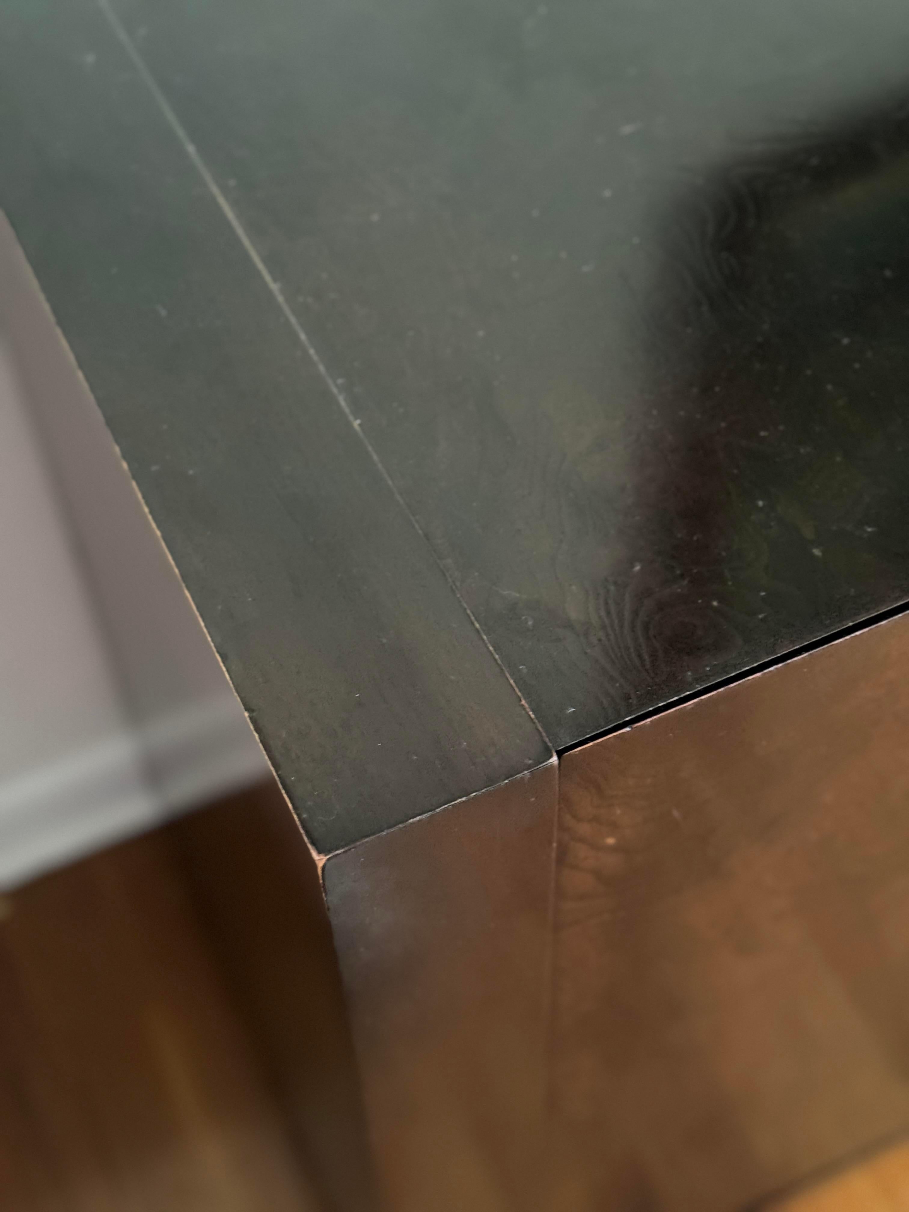 Credenza de madera burl estilo Milo Baughman de los años 70 Estadounidense en venta