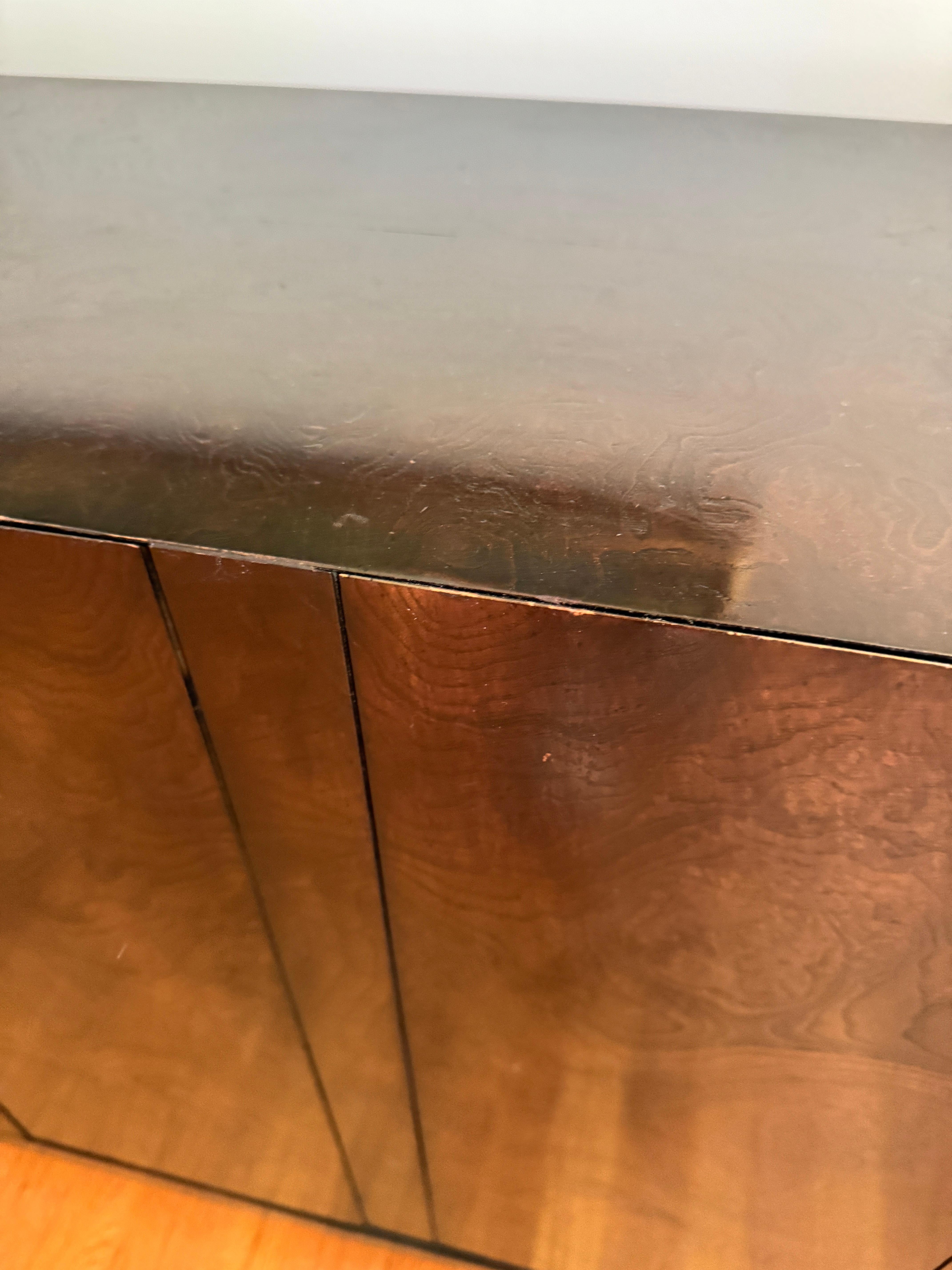 Credenza de madera burl estilo Milo Baughman de los años 70 en Bueno estado para la venta en Elkton, MD