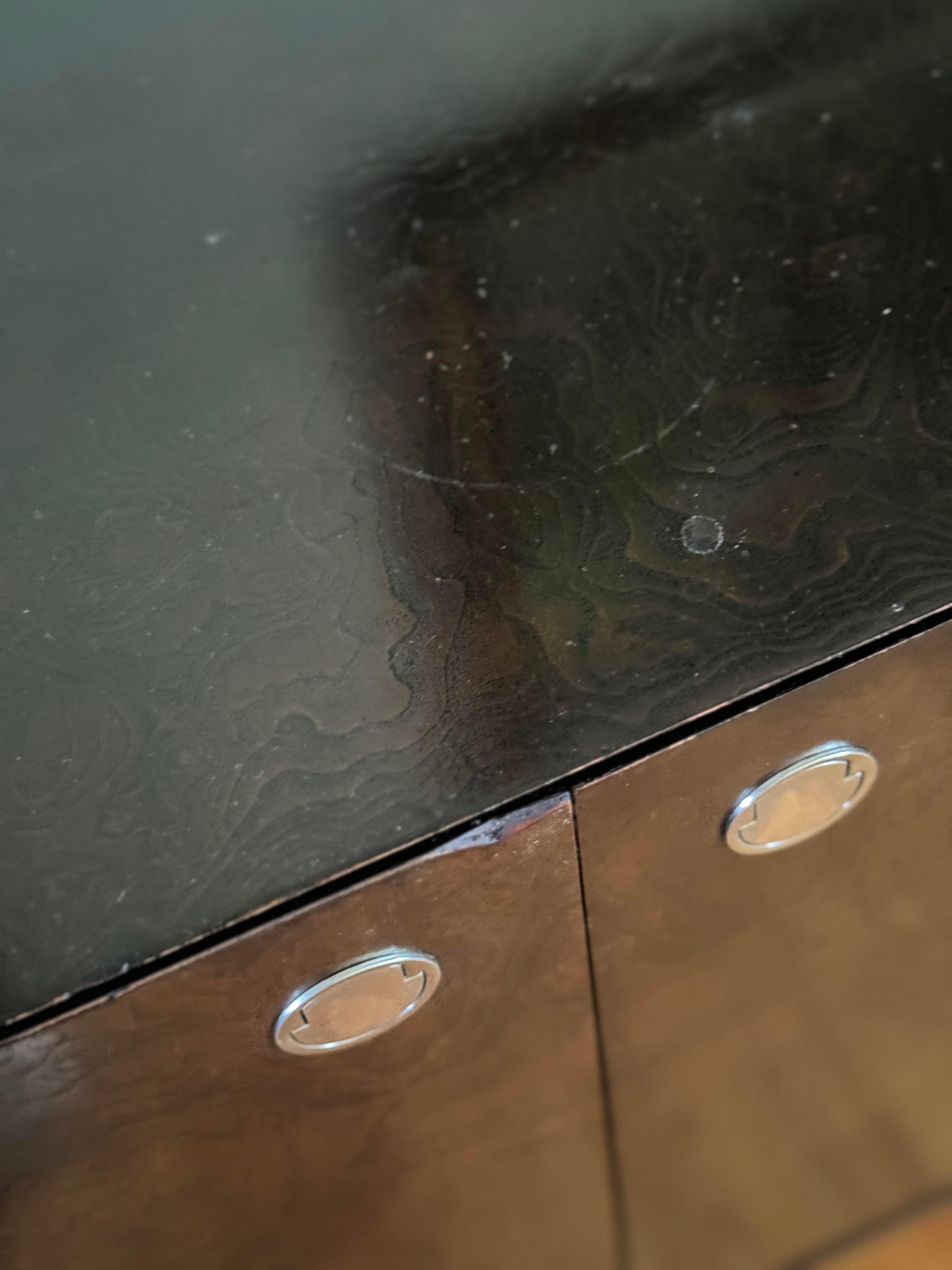Credenza de madera burl estilo Milo Baughman de los años 70 Madera en venta