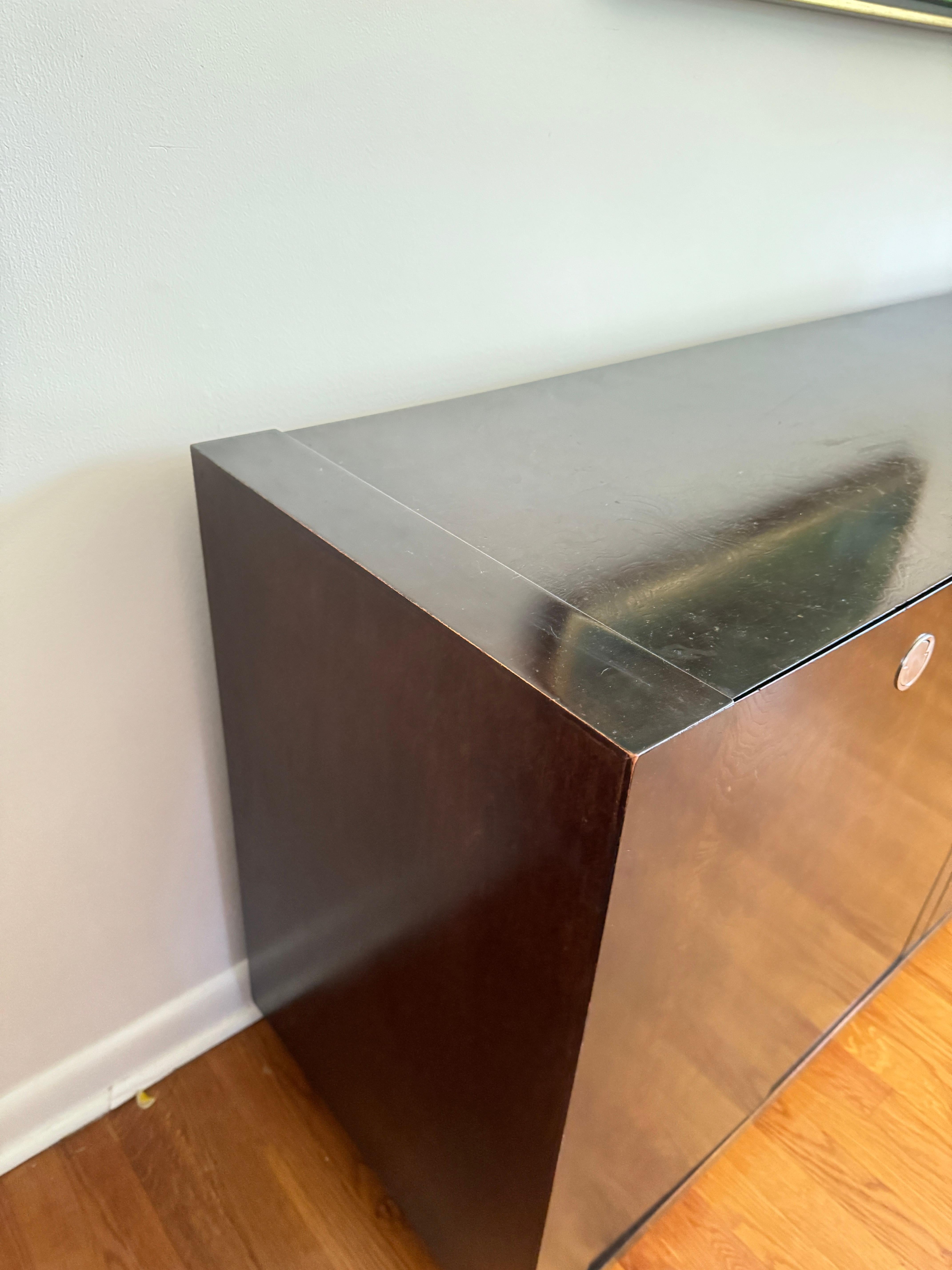 Credenza de madera burl estilo Milo Baughman de los años 70 en venta 2