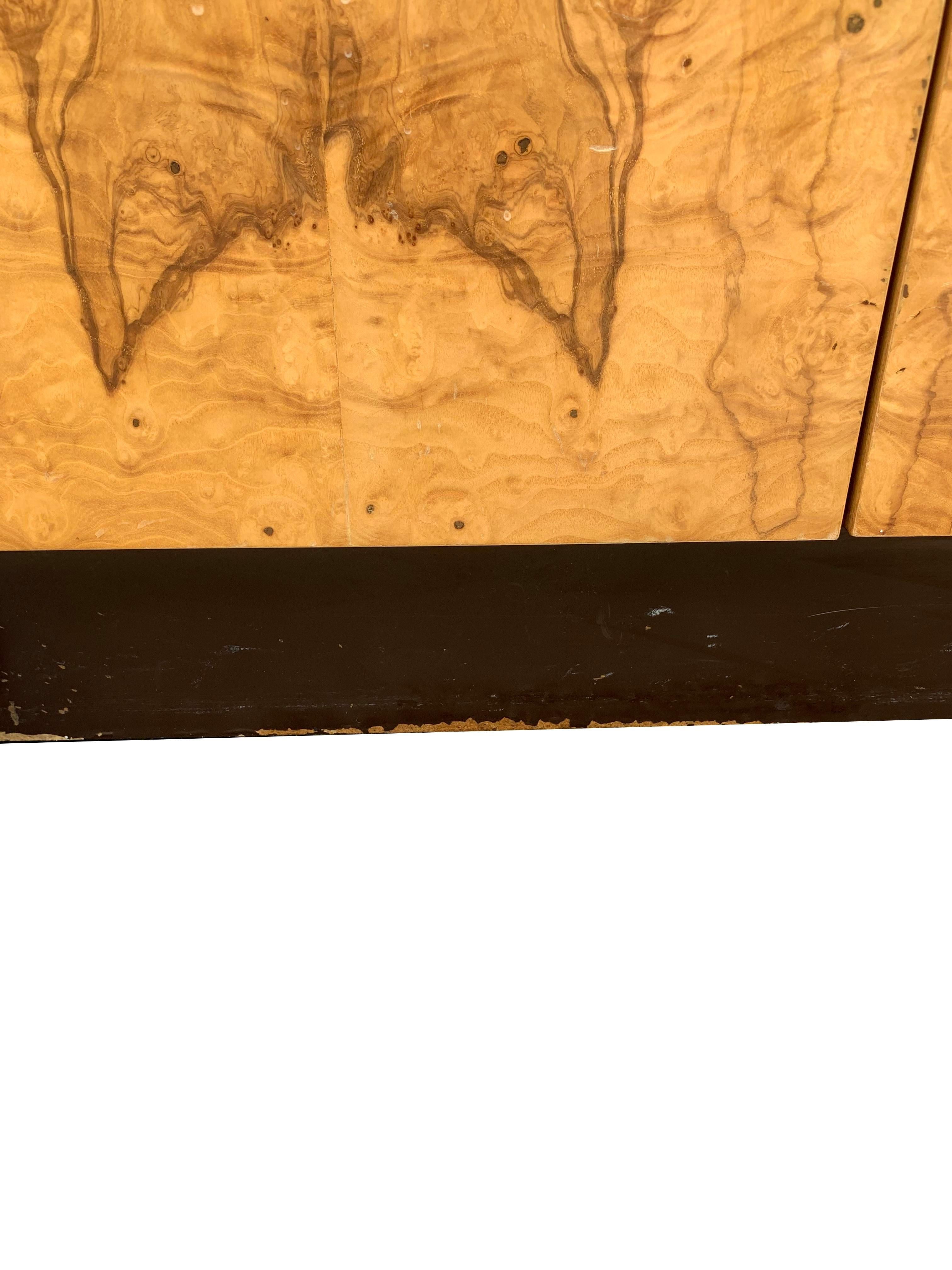 Fin du 20e siècle Paire de tables de nuit modernes en bois de ronce de style Milo Baughman des années 1970 en vente