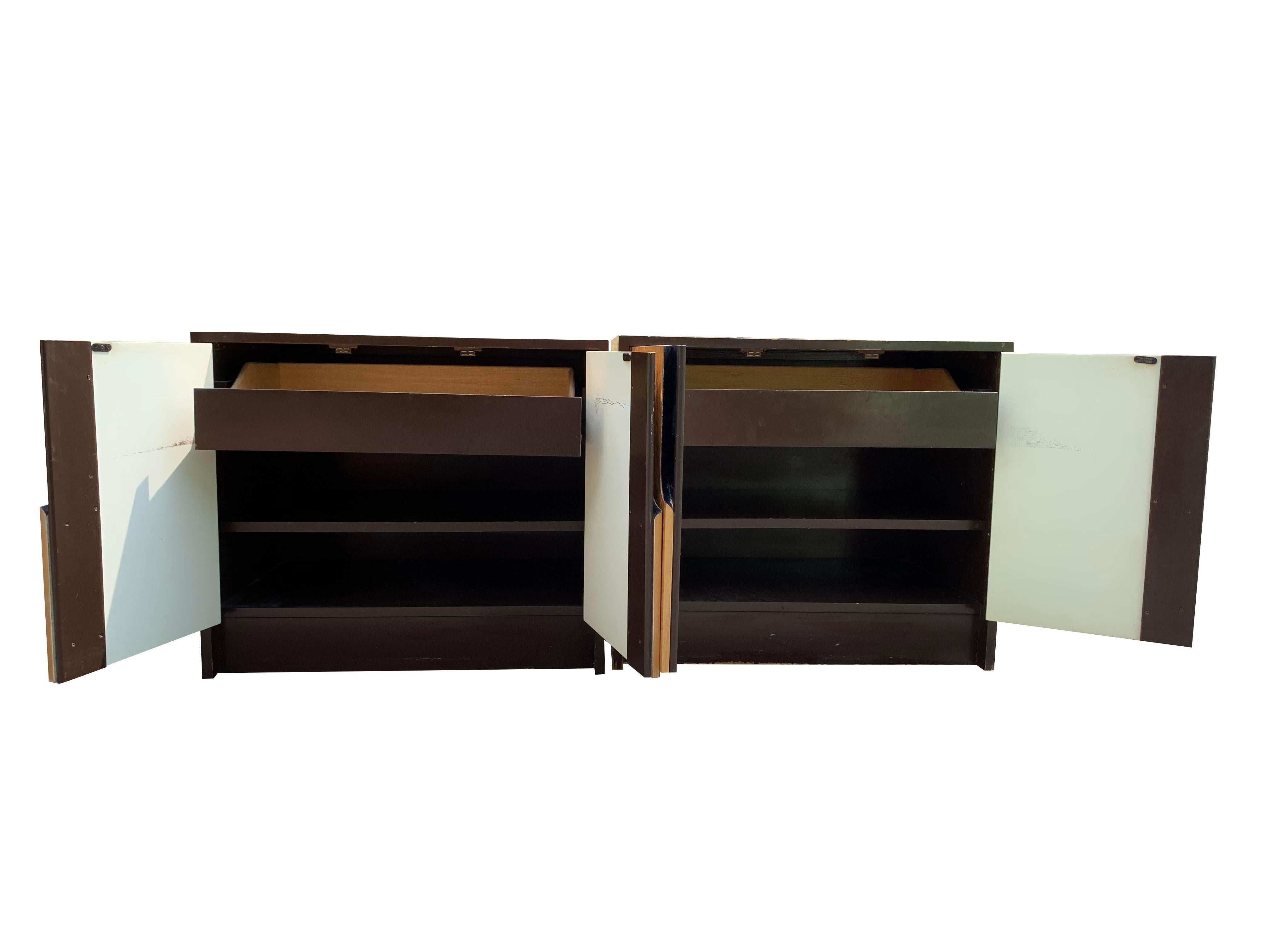 Paire de tables de nuit modernes en bois de ronce de style Milo Baughman des années 1970 en vente 1