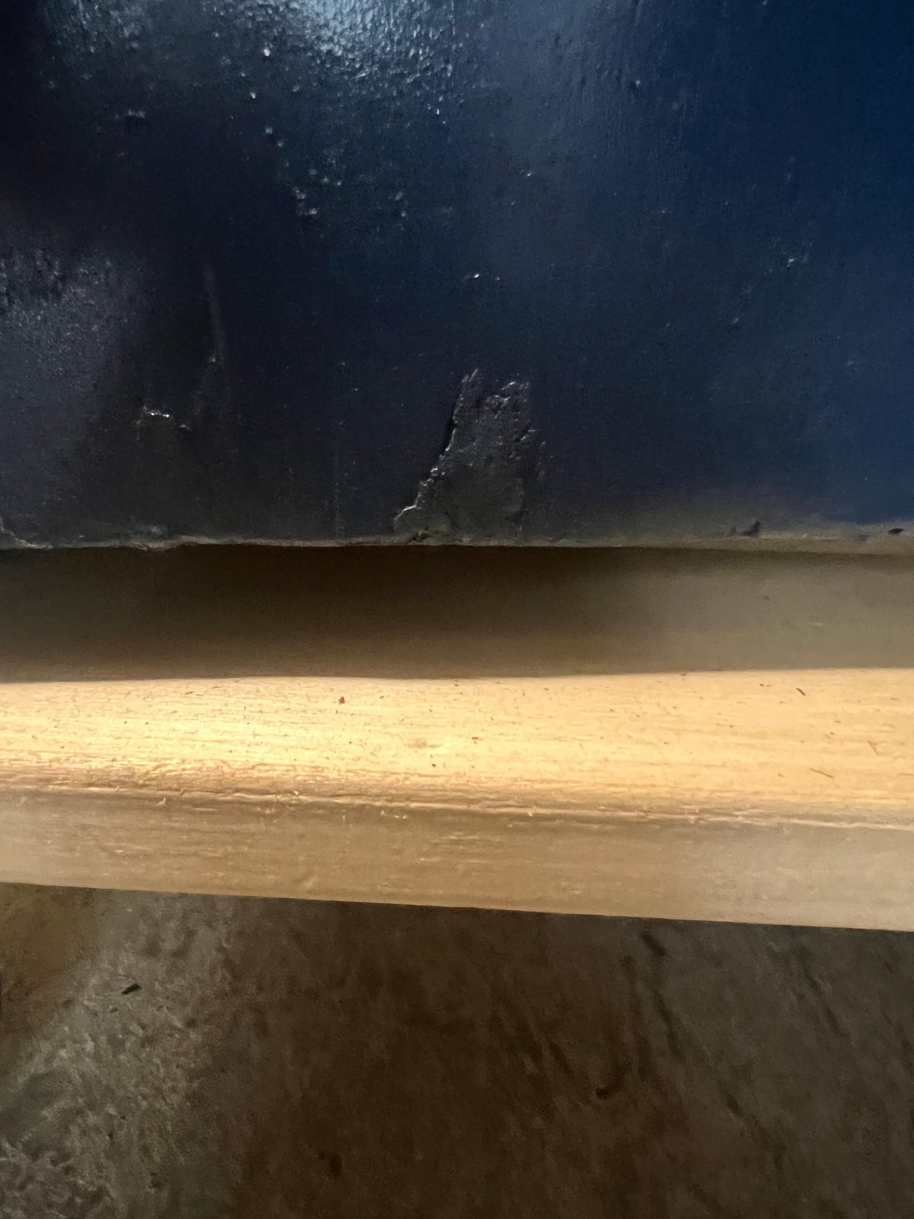 Cassettone degli anni '70 in stile Milo Baughman, in legno di bava e laccato blu in vendita 4