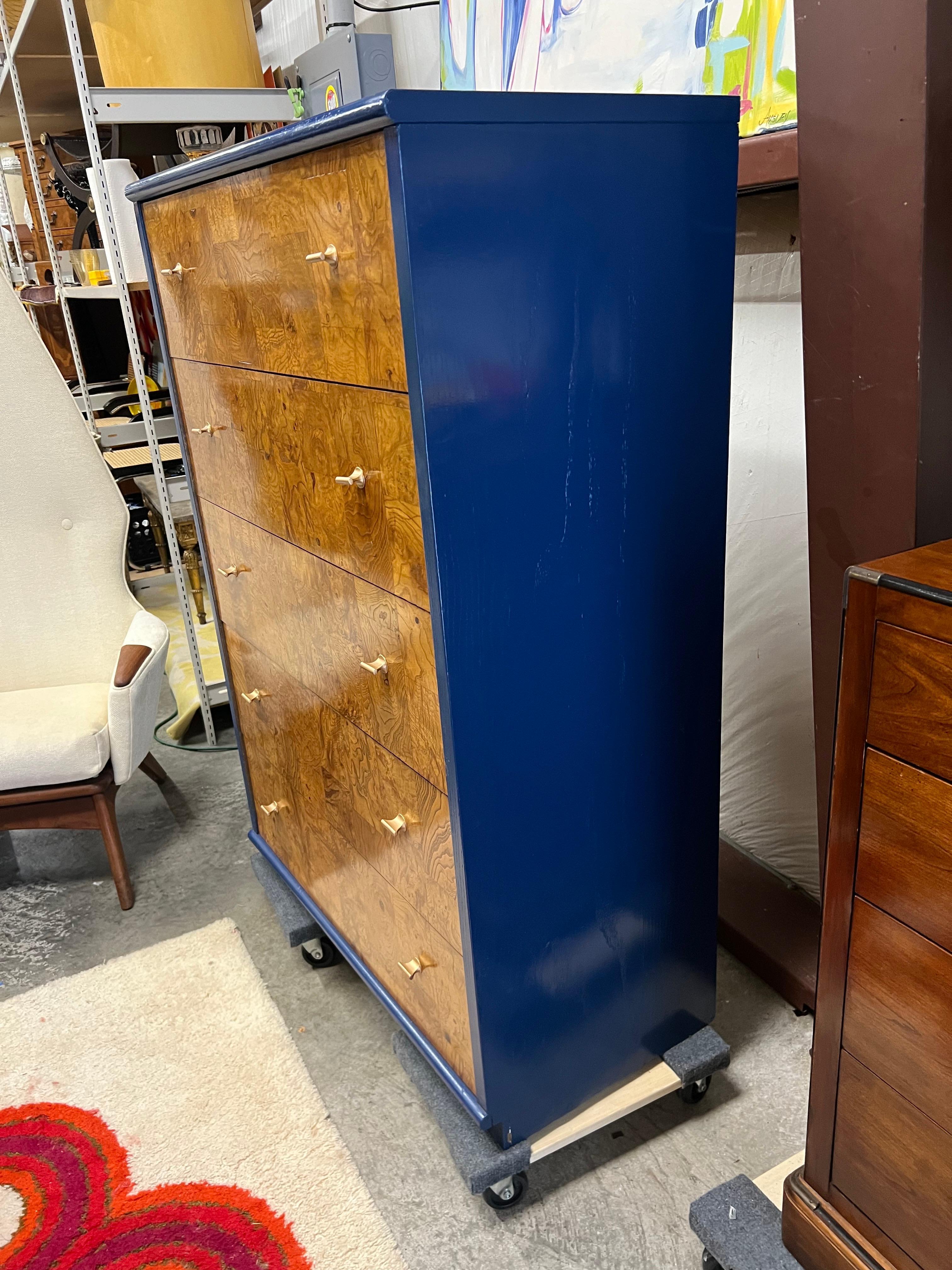 Mid-Century moderno Cassettone degli anni '70 in stile Milo Baughman, in legno di bava e laccato blu in vendita