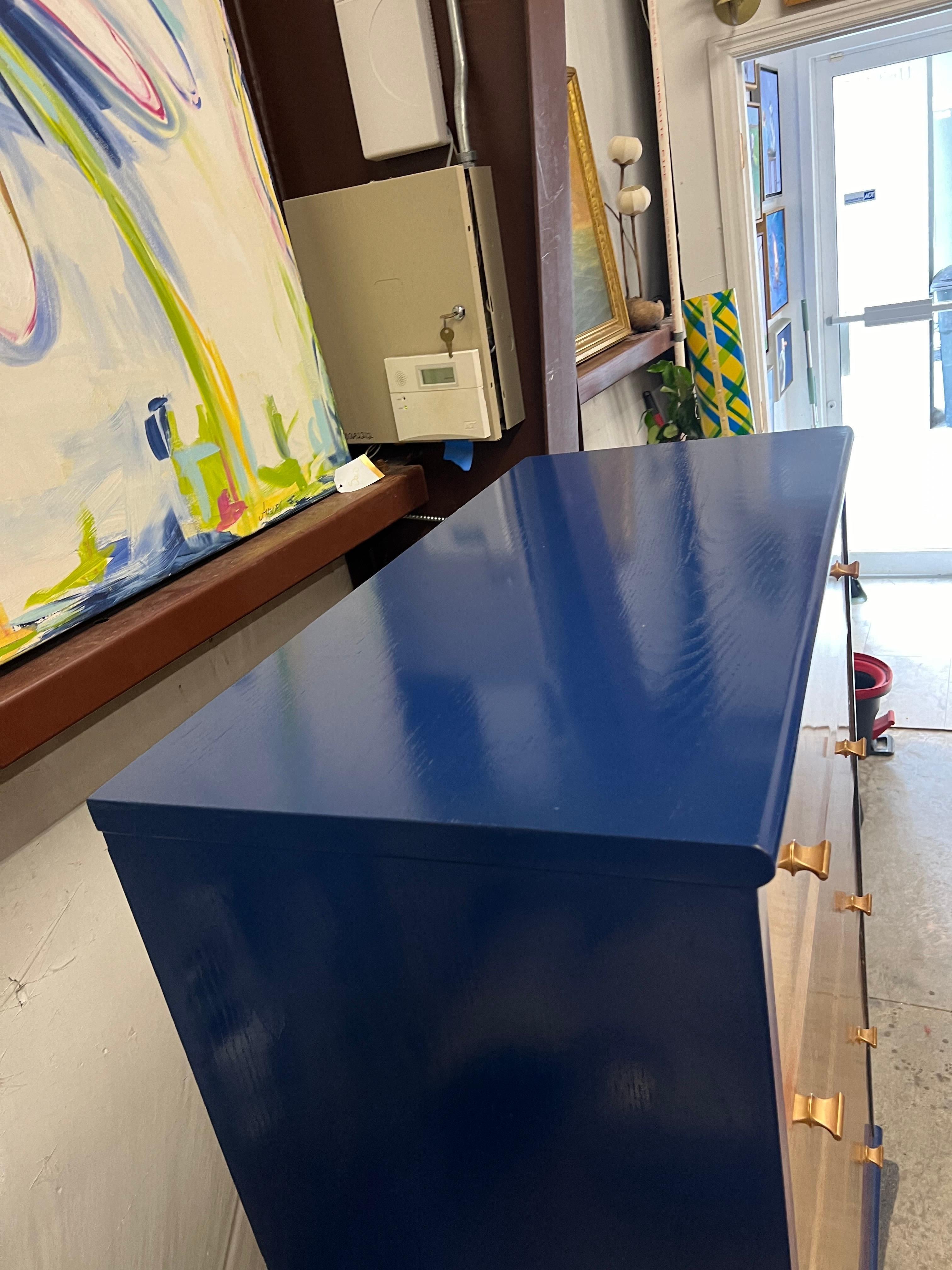 Americano Cassettone degli anni '70 in stile Milo Baughman, in legno di bava e laccato blu in vendita