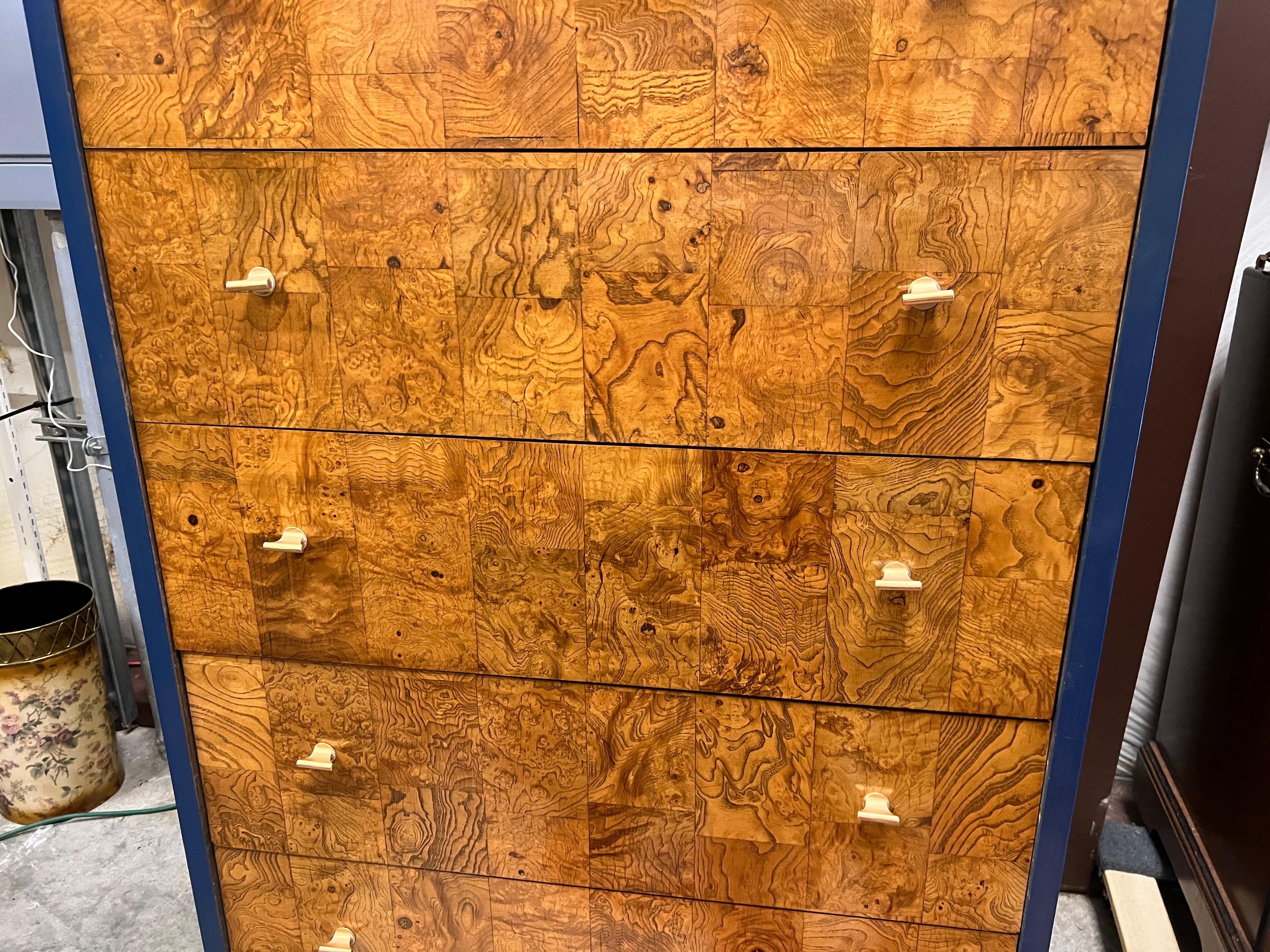 Ottone Cassettone degli anni '70 in stile Milo Baughman, in legno di bava e laccato blu in vendita